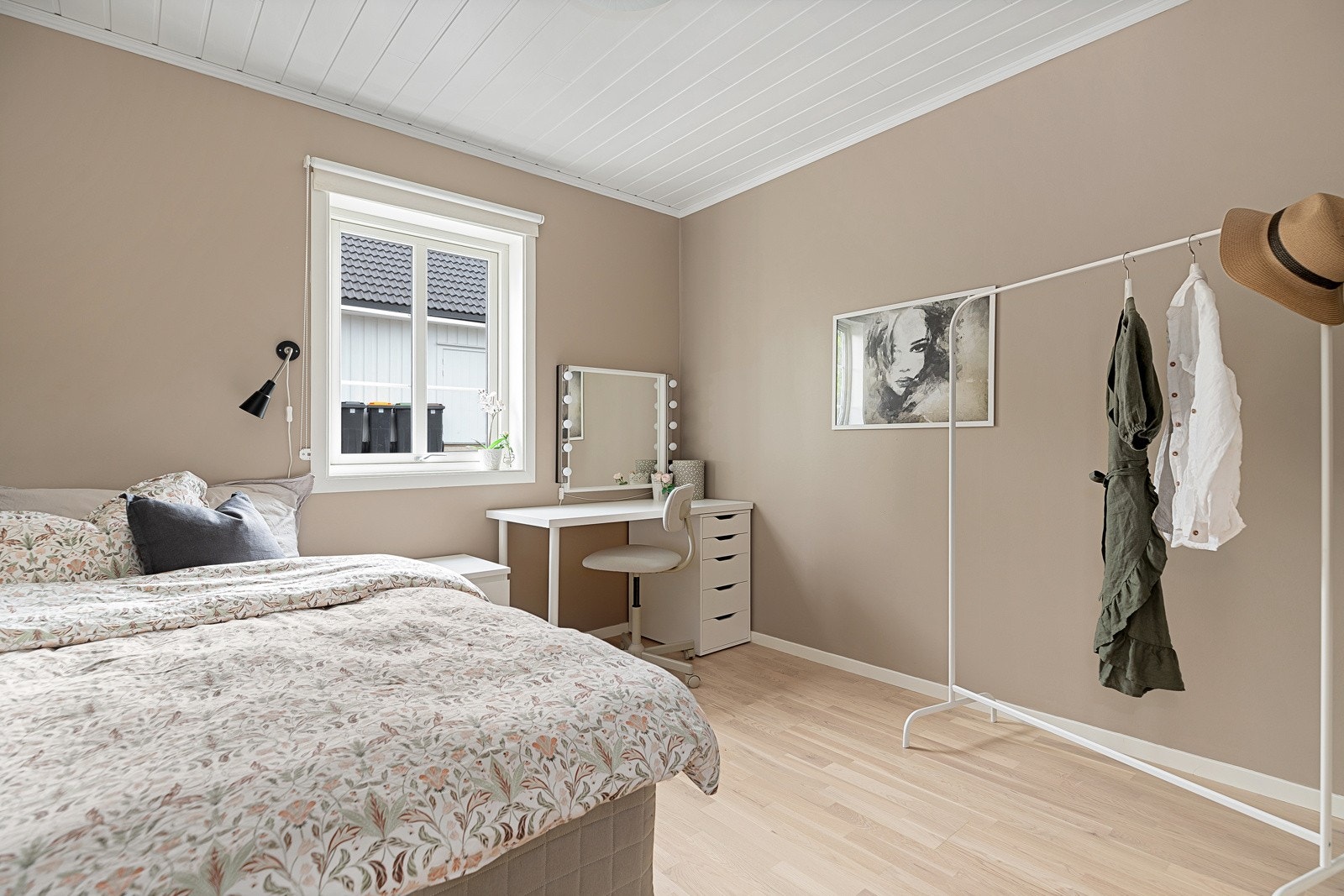 Alle soverommene har en god størrelse og har plass til dobbeltseng, nattbord og garderobe. Galleribilde