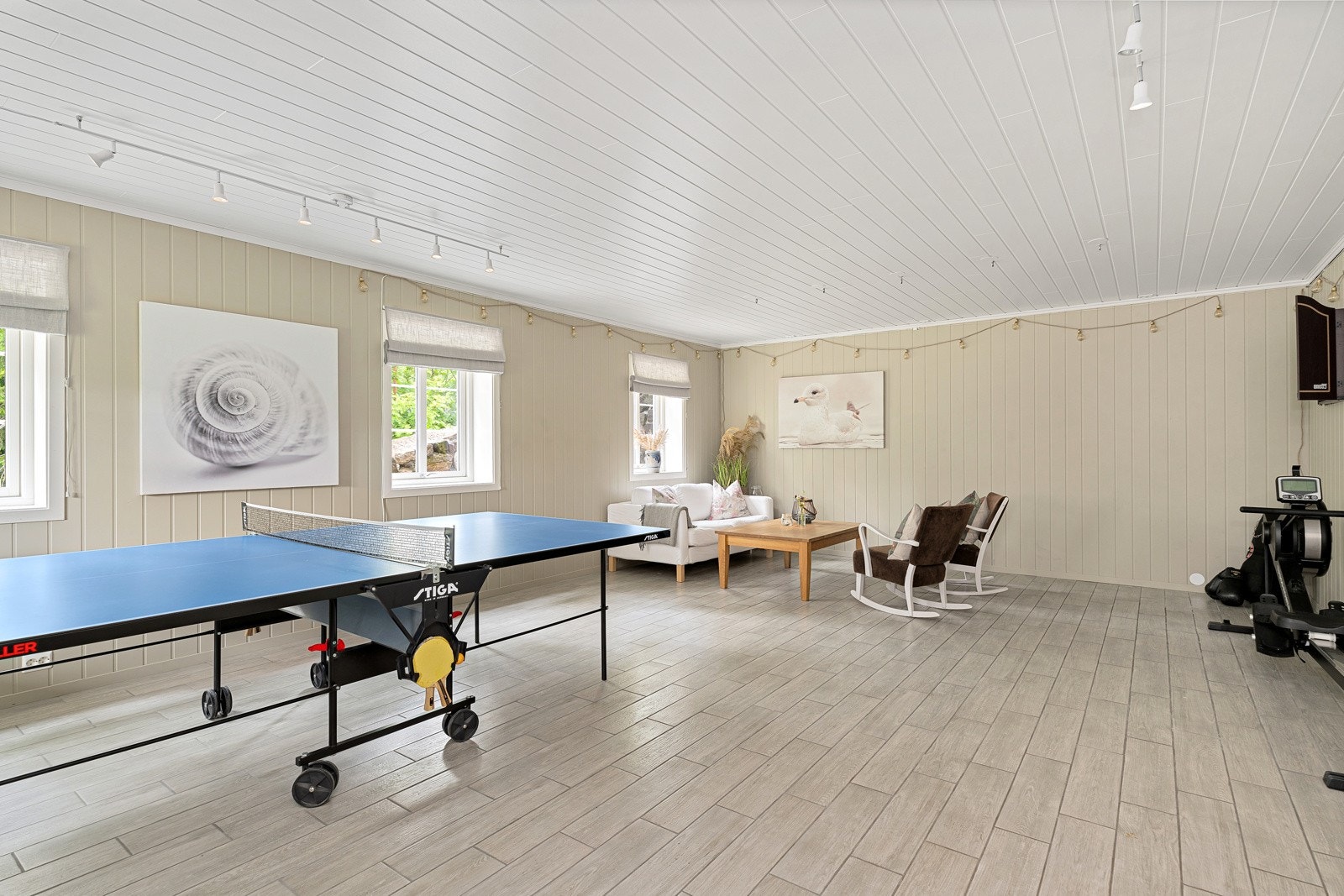 Stort hobbyrom/kjellerstue. Dette allsidige rommet kan tilpasses etter dine behov, enten du ønsker et kreativt verksted, treningsrom eller et sted for avslapning og moro Galleribilde