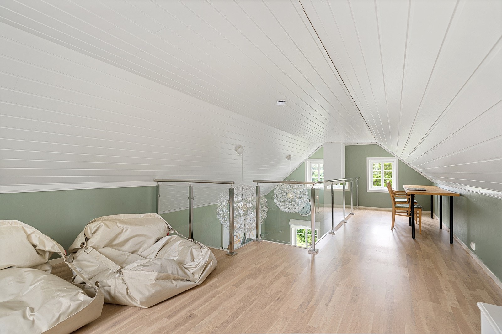 Rommet har også en praktisk hems hvor barna kan leke og spille spill. Galleribilde