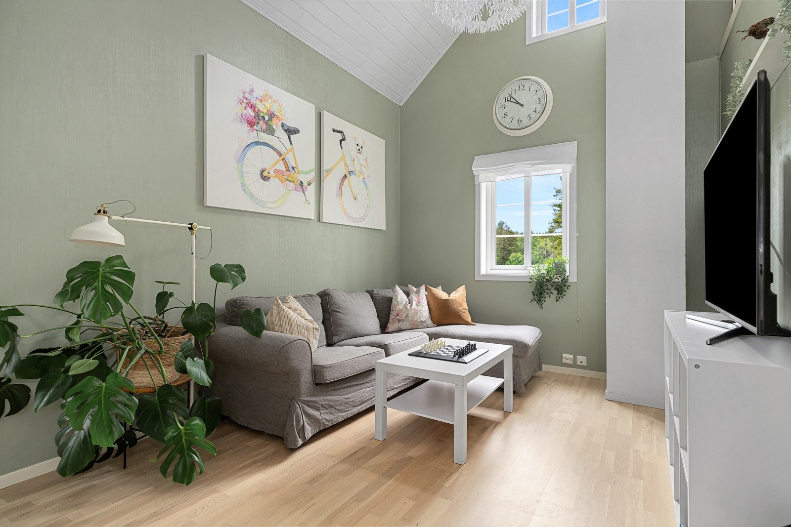 I TV-stuen er det god plass til sofa, bord og tilhørende møblement. Galleribilde