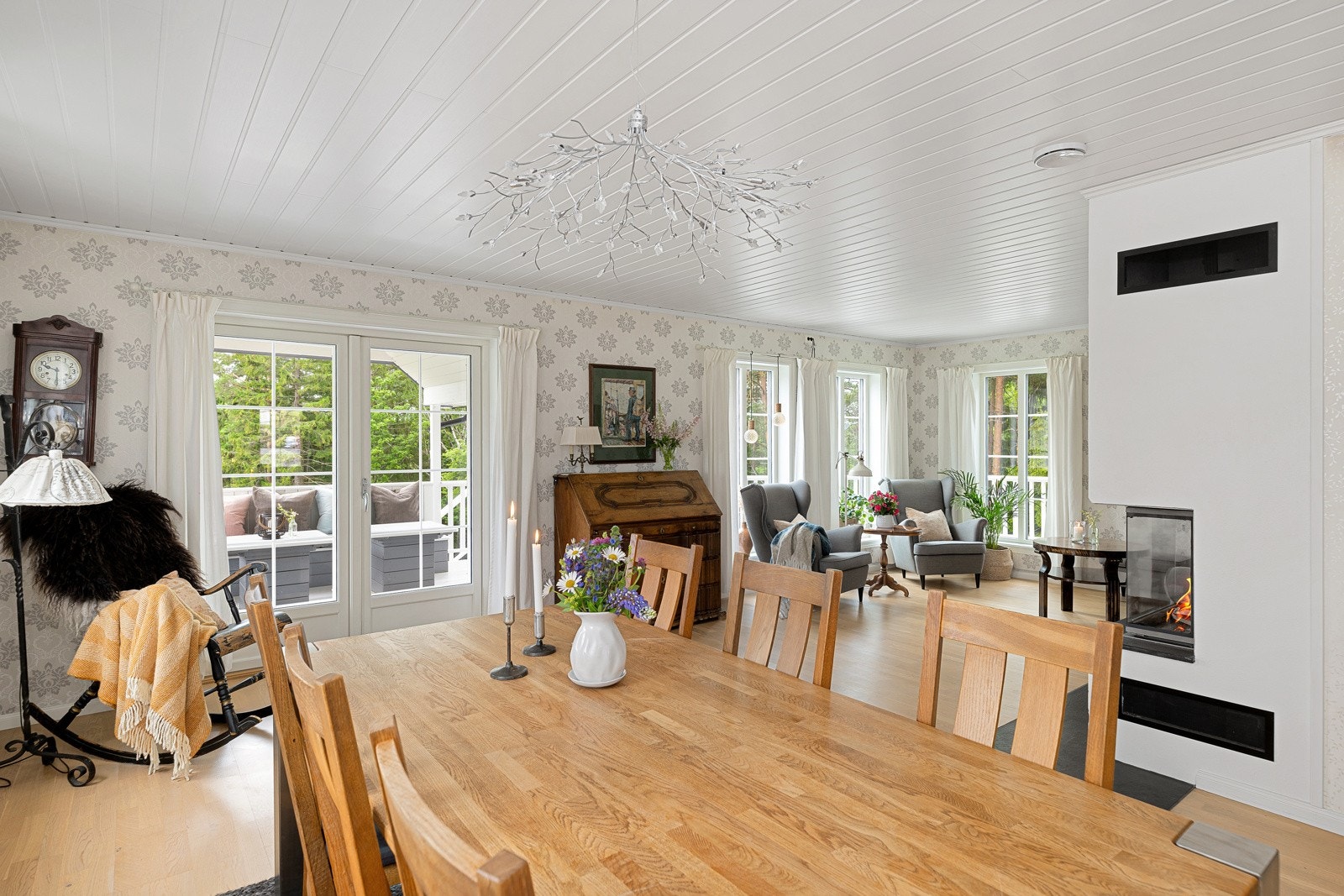 Store vindusflater slipper inn rikelig med naurlig lys. Galleribilde