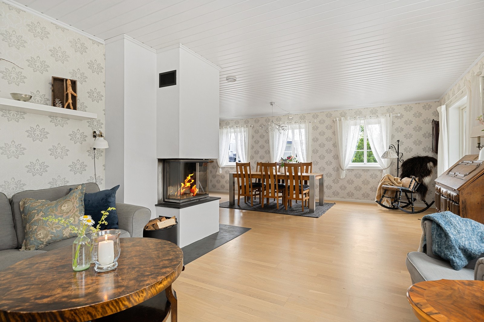 På gulvet i stuen er det lagt et fint parkettgulv med vannbåren varme for optimal innetemperatur hele året. Galleribilde