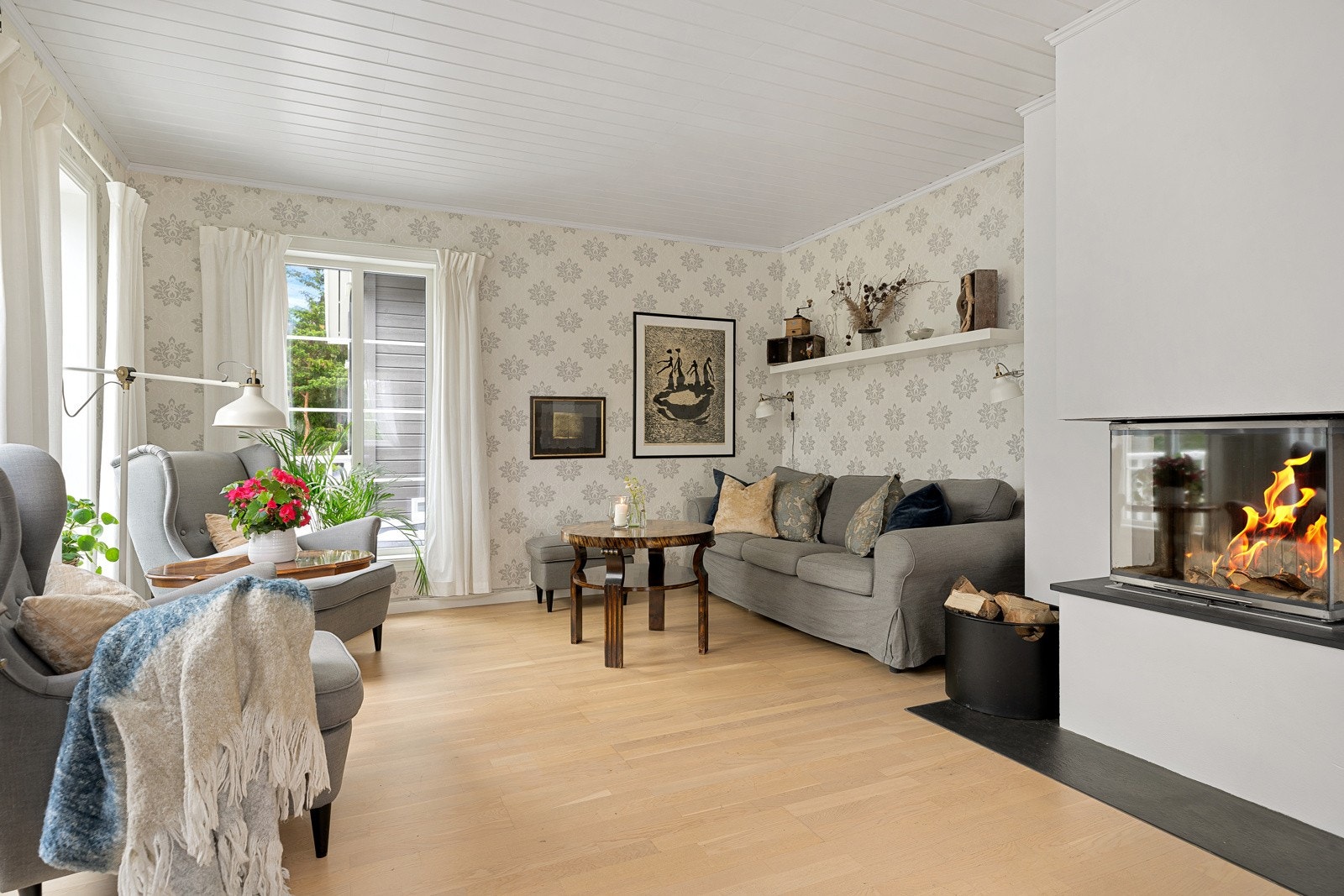 En stemningsfull peis som skaper en varm og koselig atmosfære på mørke kvelder. Galleribilde