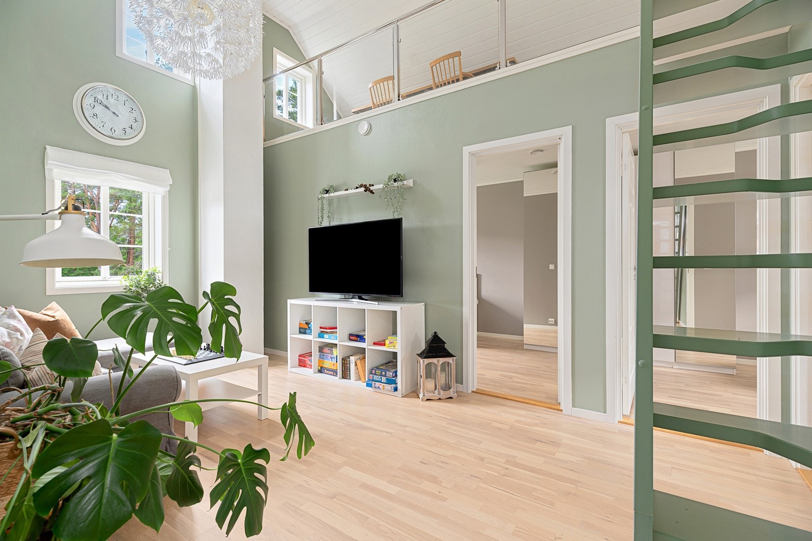 I denne etasjen finner man også en barne/ungdomsavdeling med TV-stue, hems og 3 gode soverom. Galleribilde