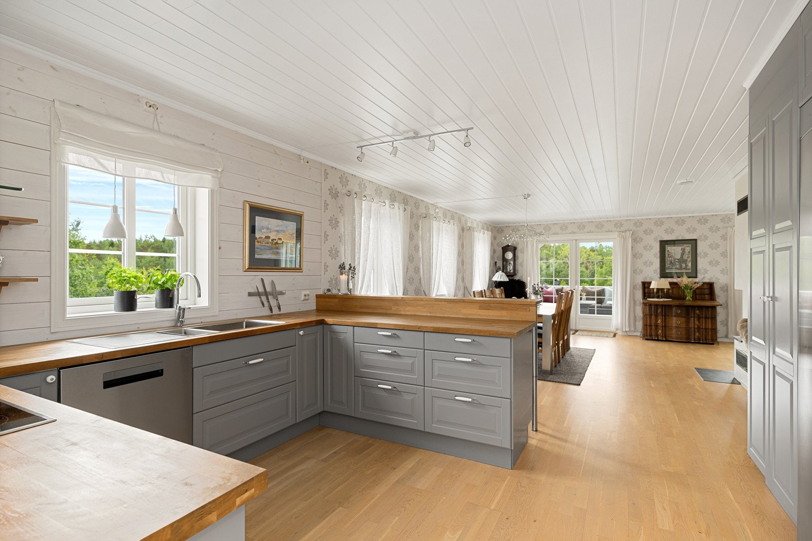 Følgende hvitevarer medfølger i salget: komfyr, oppvaskmaskin, kjøleskap og platetopp. Galleribilde