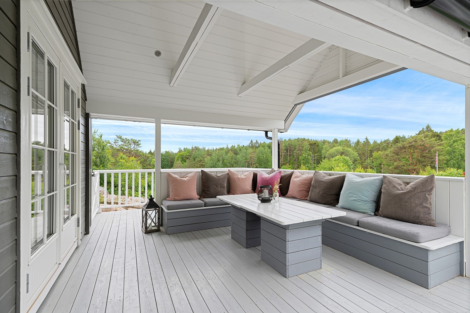 På terrassen er det god plass til en større sittegruppe. Galleribilde