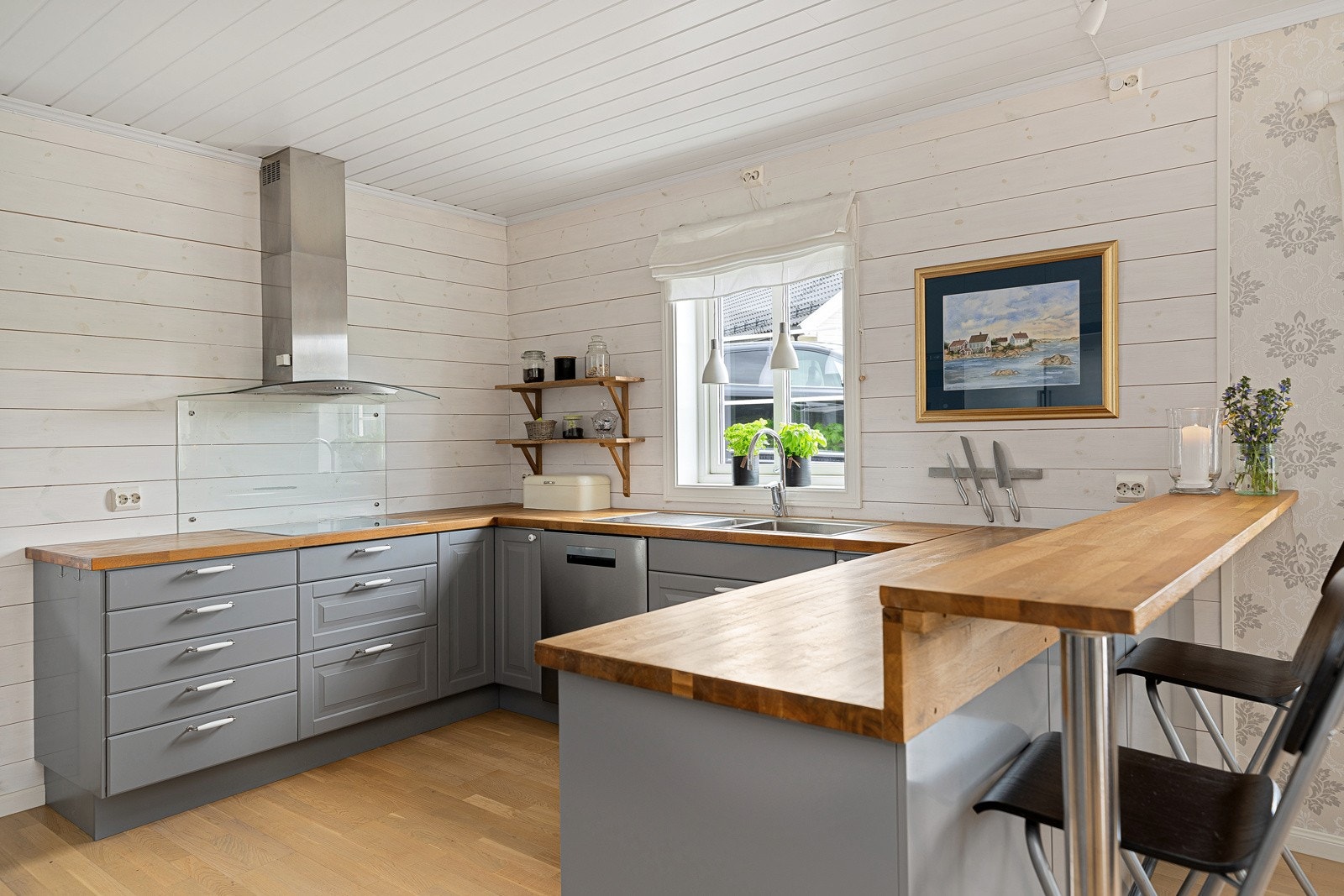 På kjøkkenet er det rikelig med skap- og benkeplass. Galleribilde