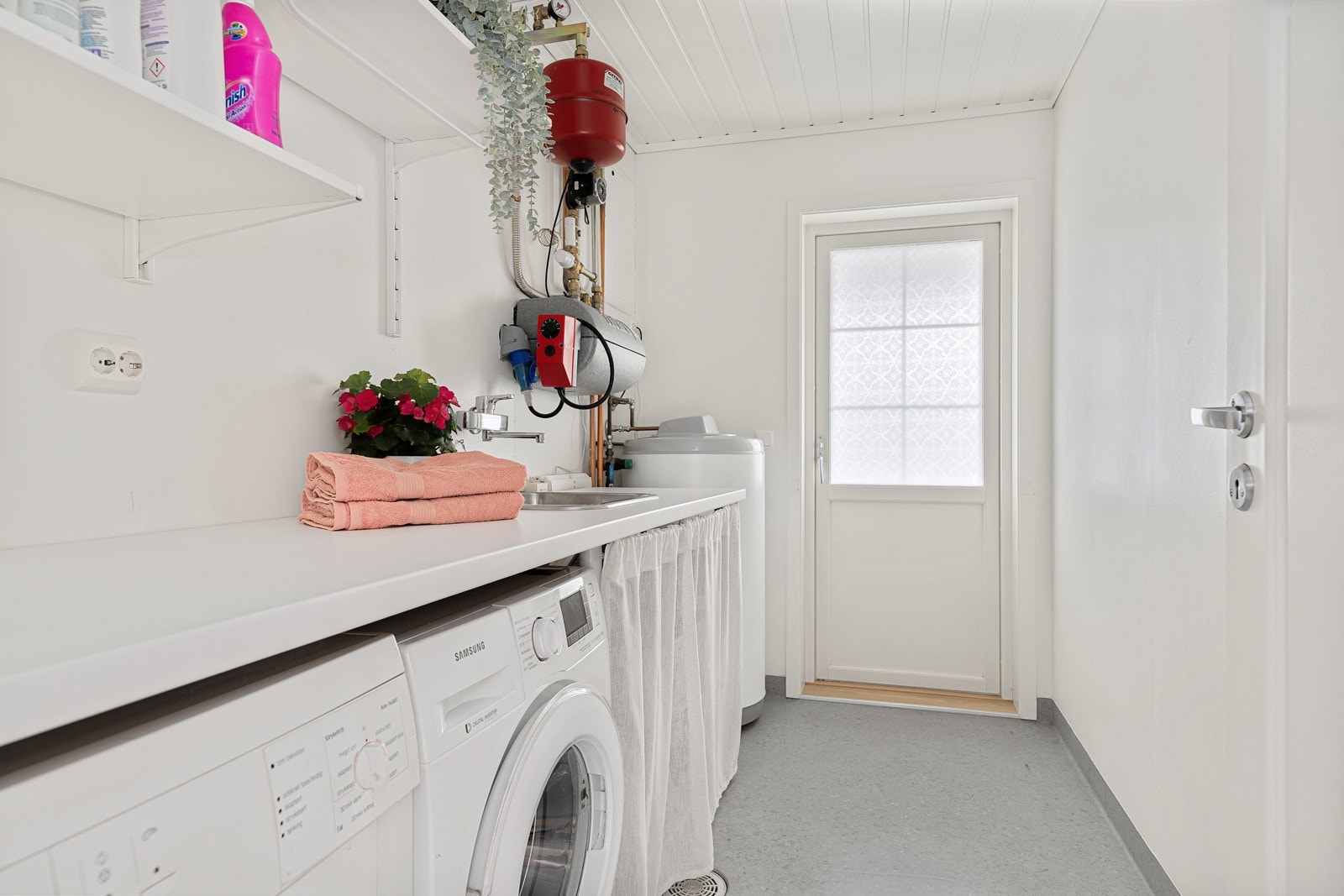 Boligen har også et praktisk vaskerom med opplegg for vaskemaskin. Det godt med benkeplass for enkel bretting av tøy. Galleribilde