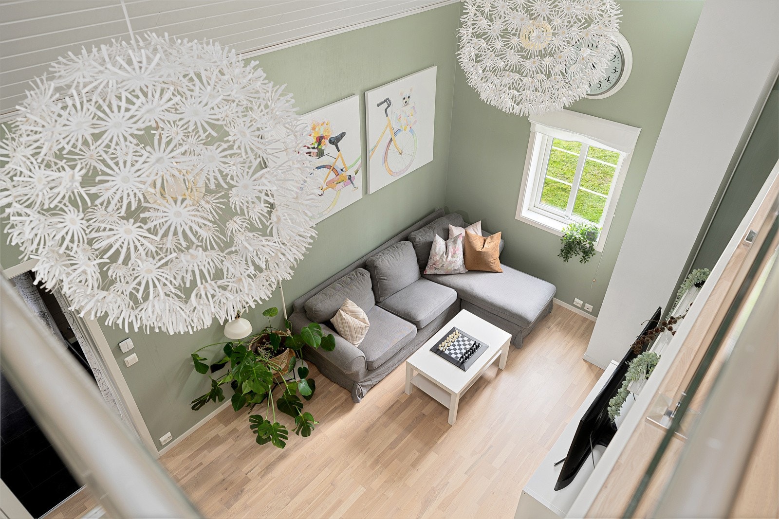 I TV-stuen er det en veldig god takhøyde som gjør at rommet oppleves som svært luftig. Galleribilde