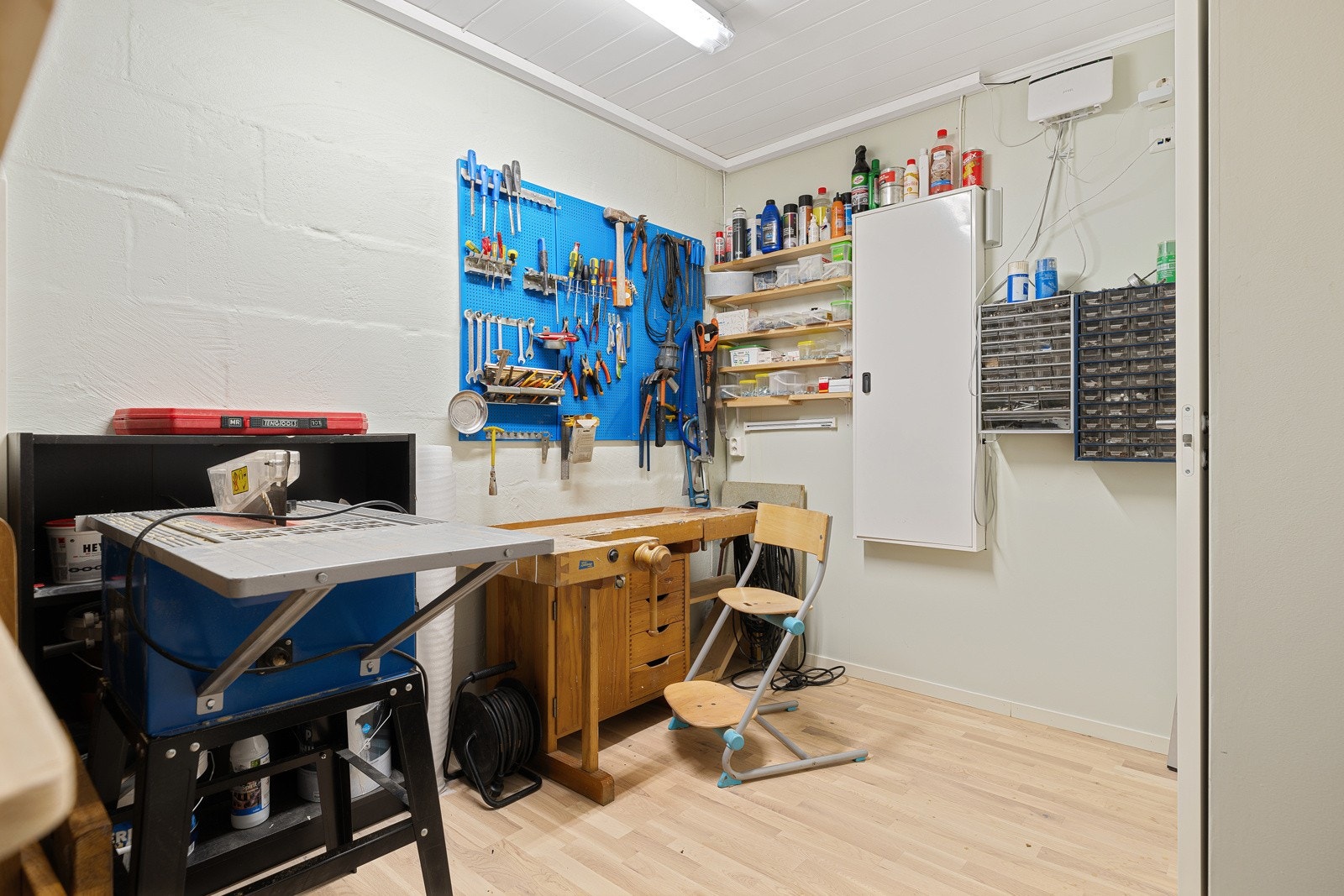 Teknisk rom som også fungerer som snekkerverksted samt lagringsplass. Galleribilde