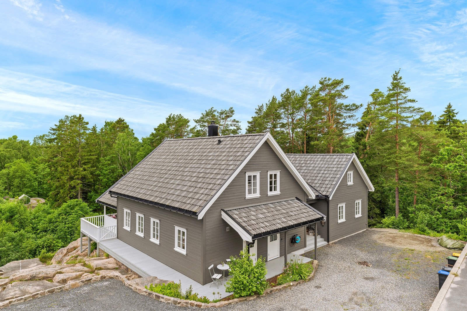 En innholdsrik familiebolig fra 2013 med parkering, god teknisk standard og gode solforhold. Galleribilde