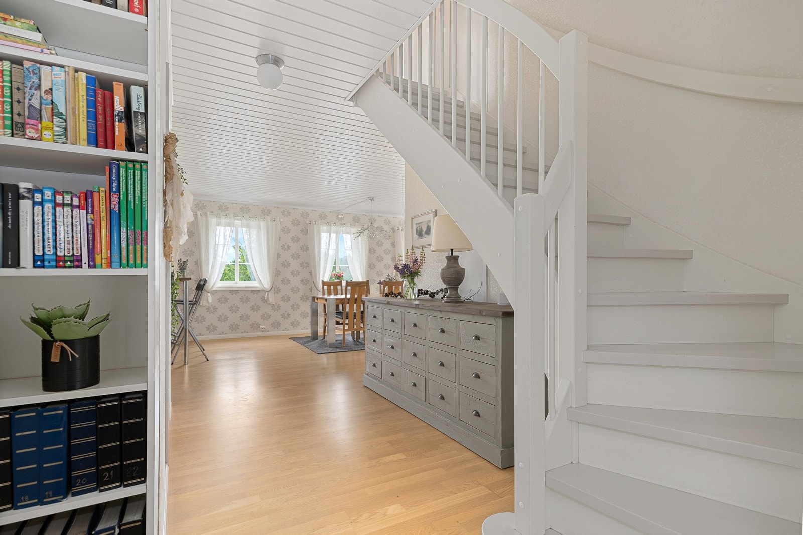 I hele boligen er det installert balansert ventilasjon som gir et godt inneklima. Galleribilde