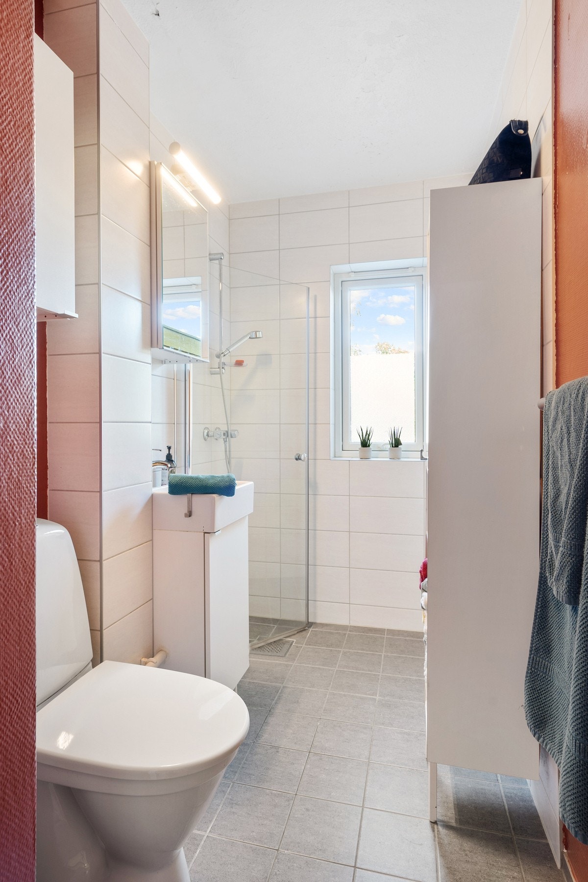 Pent flislagt bad med elektrisk gulvvarme. Galleribilde