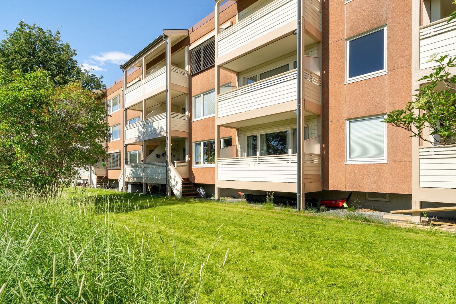 Fra leiligheten er det kort vei til dagligvarebutikk, bussholdeplass og skoler. Galleribilde