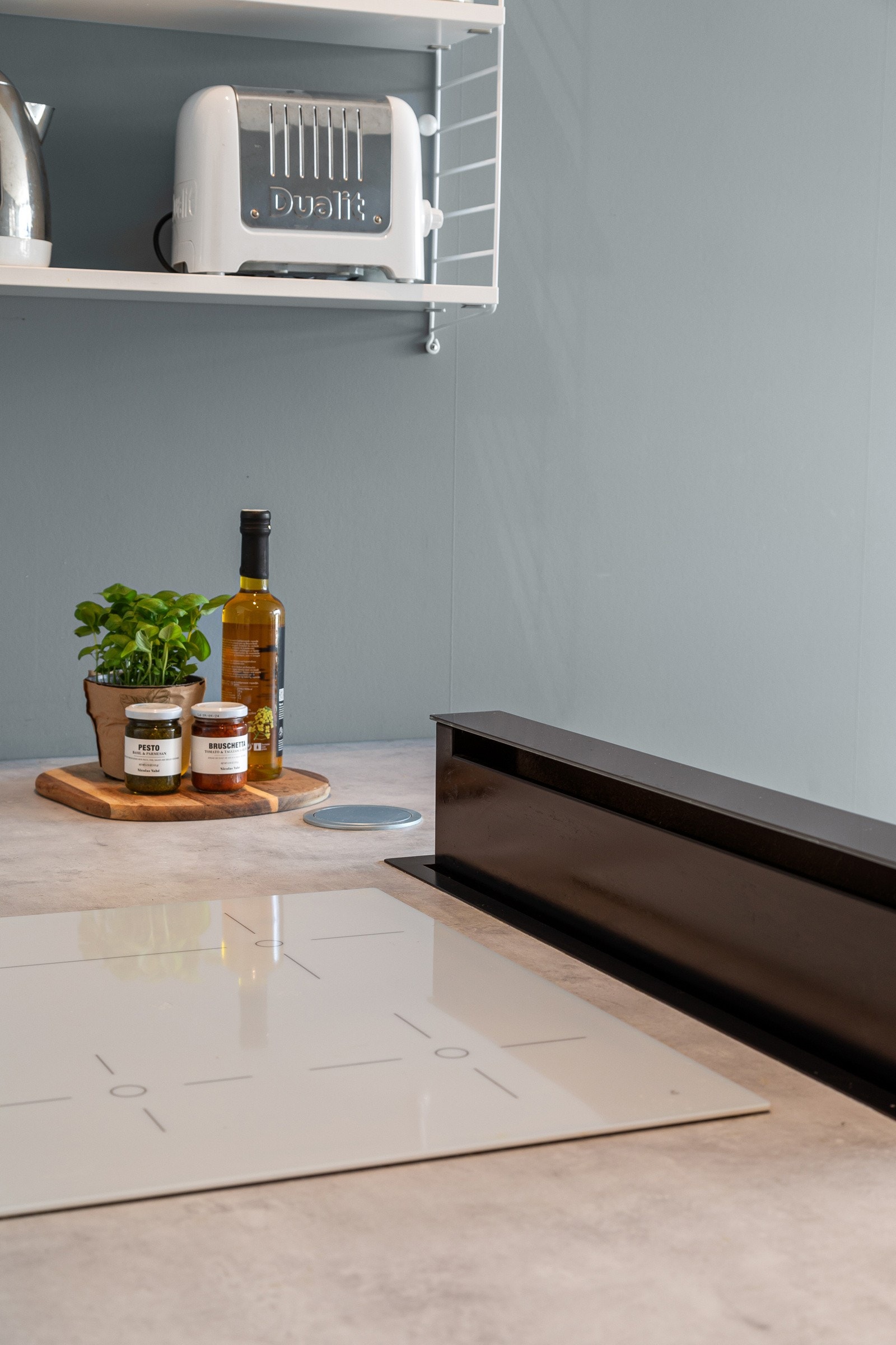 Integrert kjøkkenavtrekk i benkeplate med kullfilter fra Elica Galleribilde