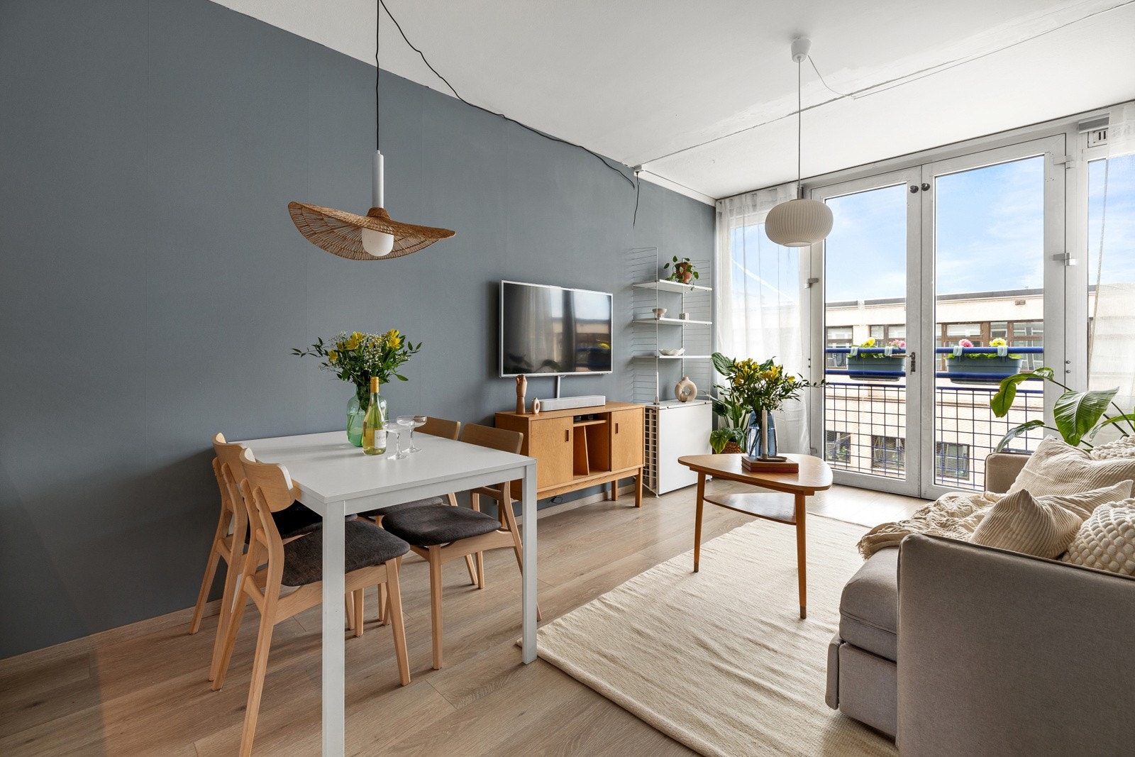 Luftig stue med plass til sofa og spisebord Galleribilde