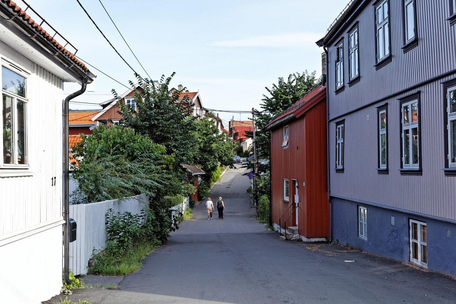 Eiendommen ligger i et sentralt og etterspurt, men rolig boligområde på Rodeløkka med et rikt utvalg av fasiliteter og servicetilbud rett utenfor døren. Bydelen er et mangfoldig og spennende sted å bo, med hyggelige kaféer, populære restauranter og parker Galleribilde