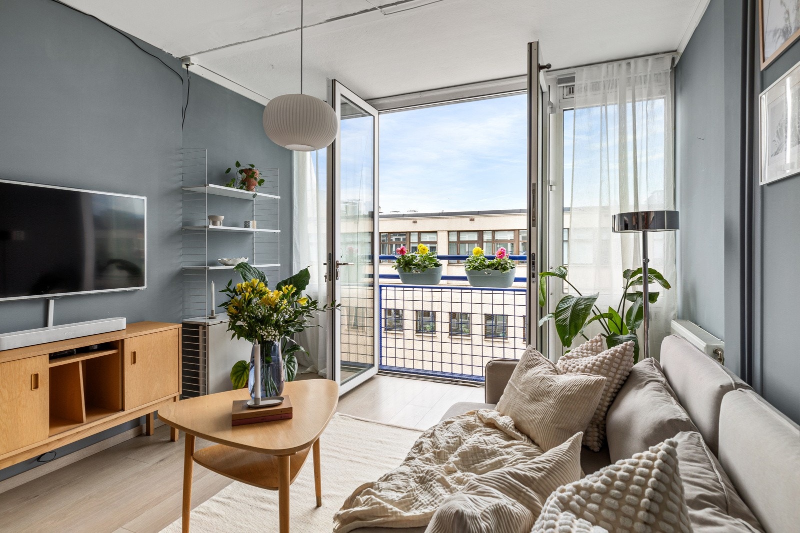 Leiligheten har store vindusflater som slipper inn godt med naturlig sollys Galleribilde