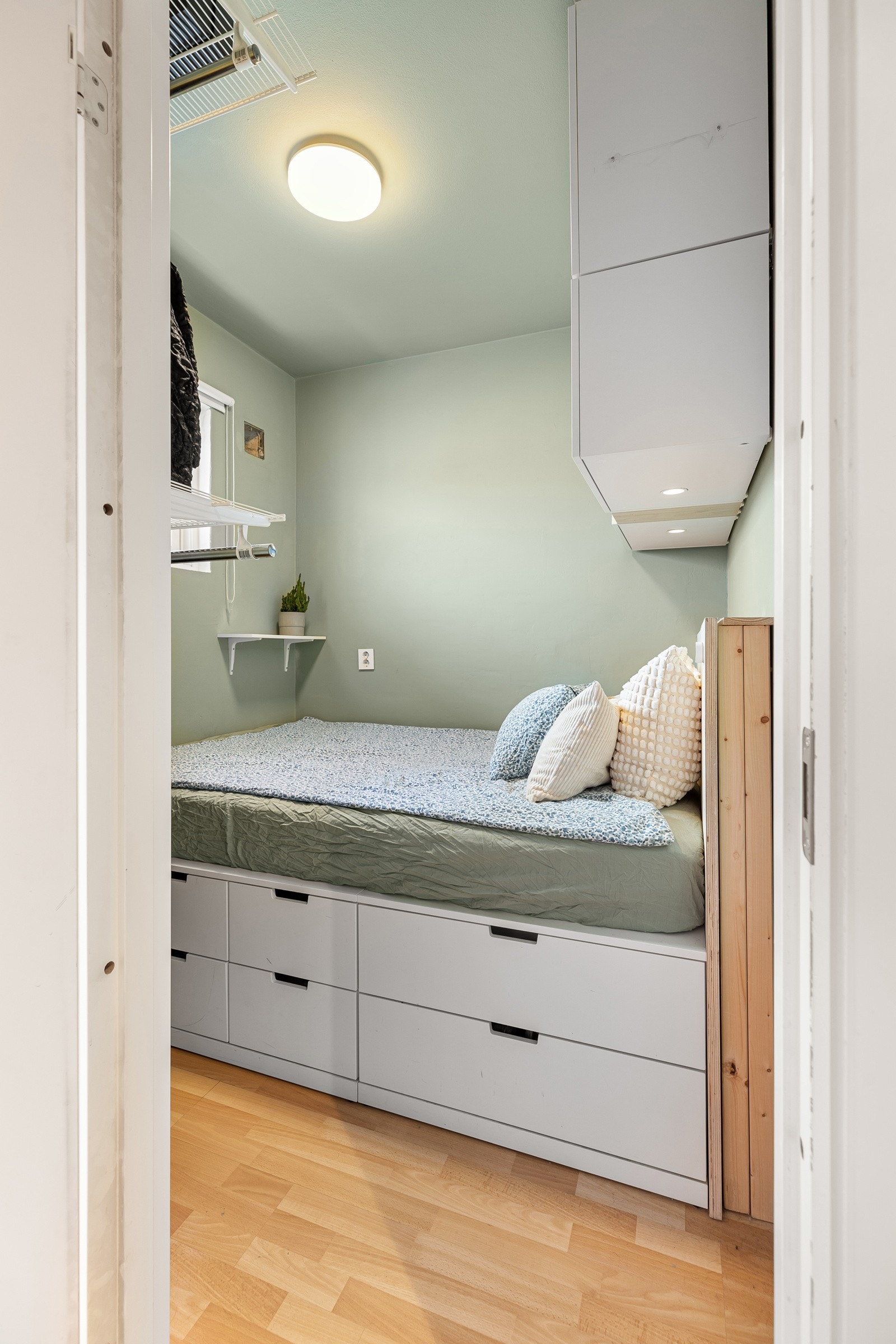 Praktisk soverom med plassbygget seng og smarte oppbevaringsløsninger Galleribilde