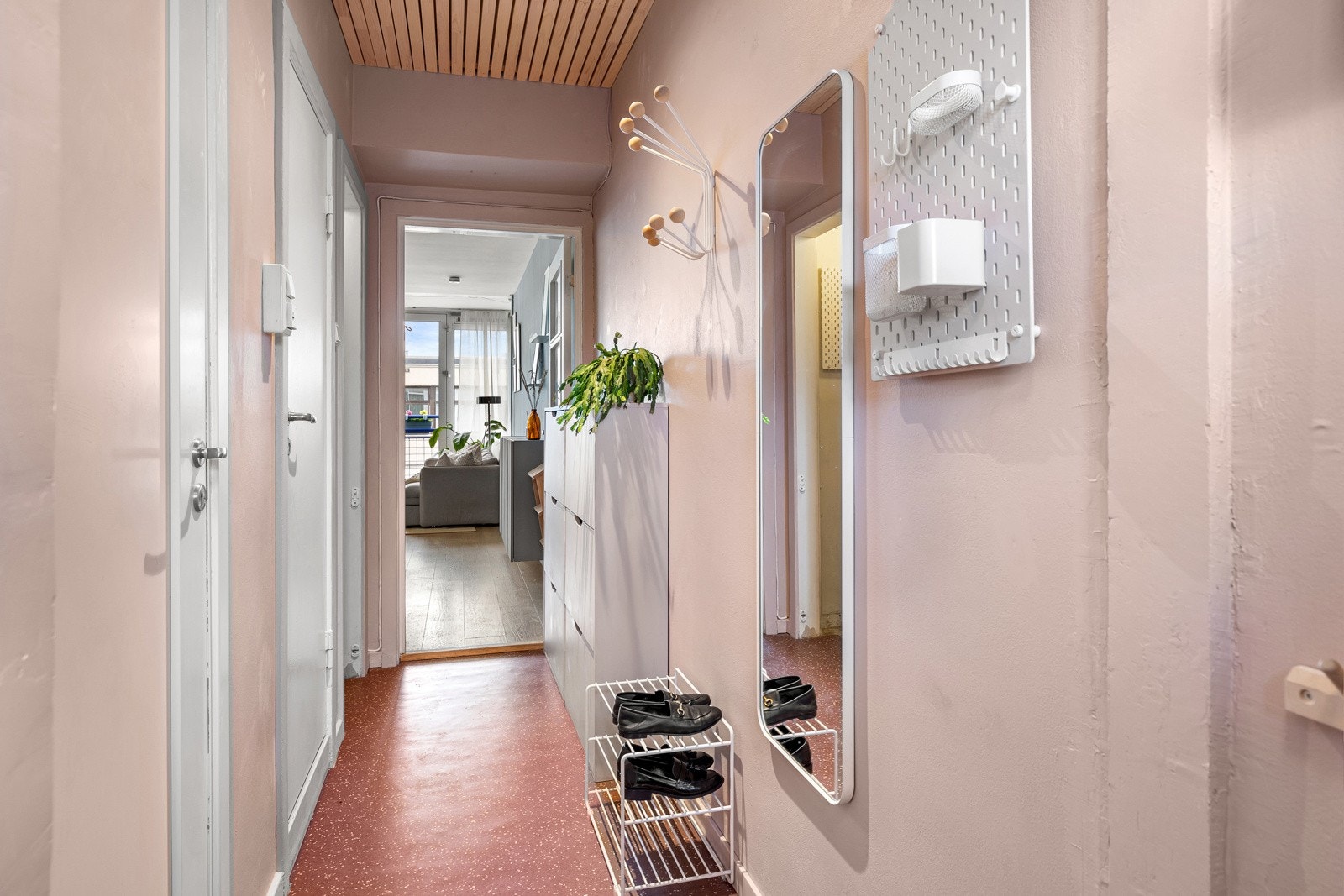 Romslig entré med spilehimling som gir et godt førsteinntrykk av boligen Galleribilde