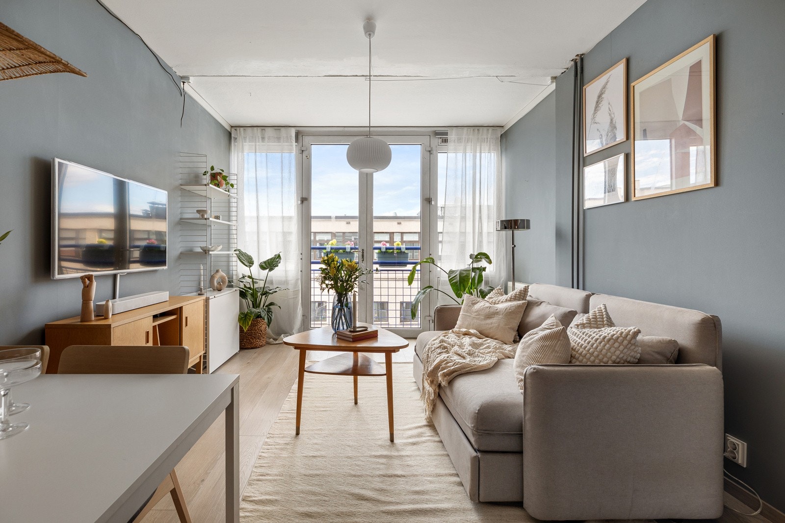 Dette er en lys og pen 2-roms selveierleilighet beliggende fritt og rolig til, i byggets femte etasje Galleribilde