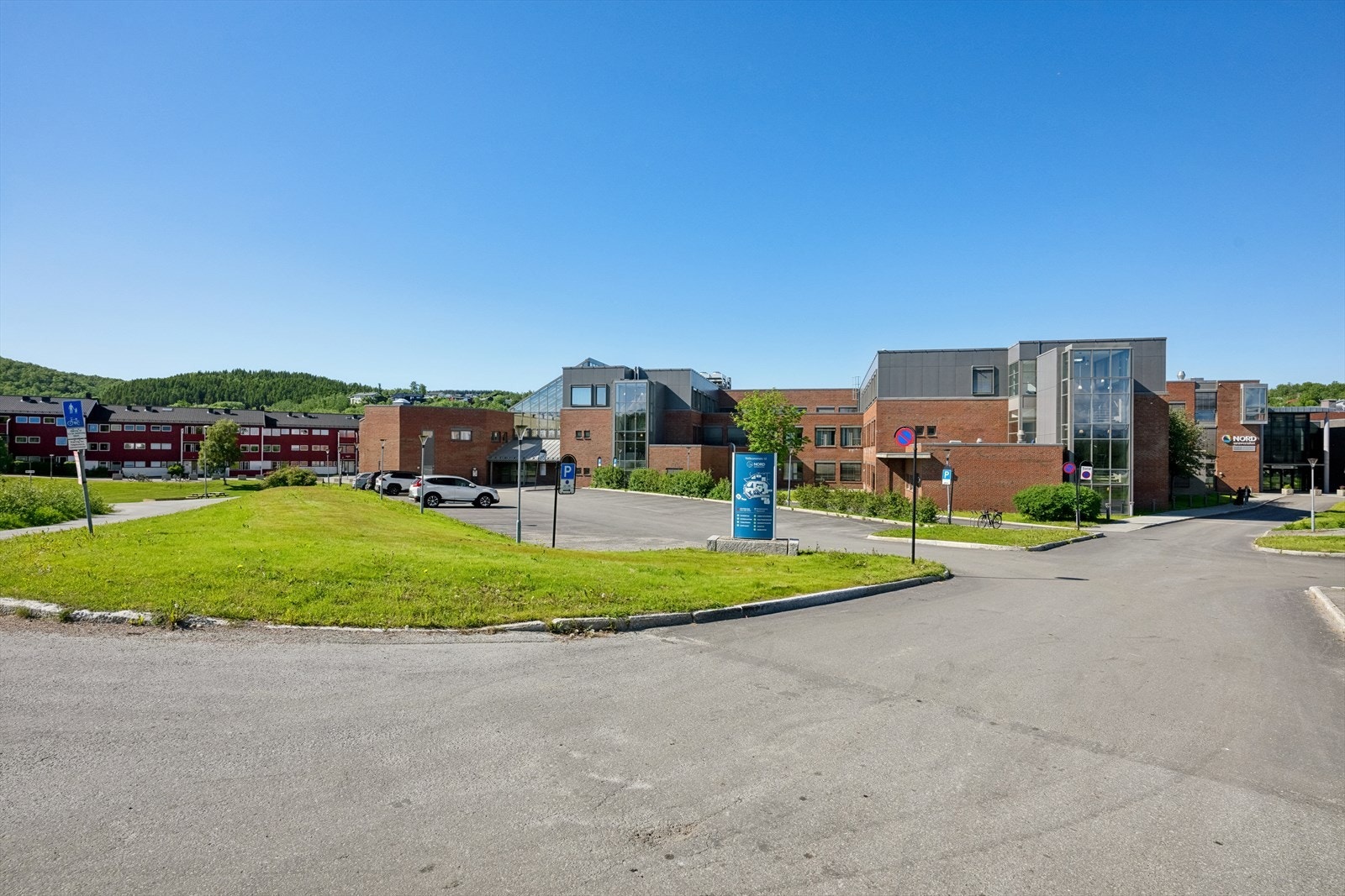 Universitetet ligger som nærmeste nabo. Det er også umiddelbar nærhet til Mørkved bydelssenter og Bodømarka. Galleribilde