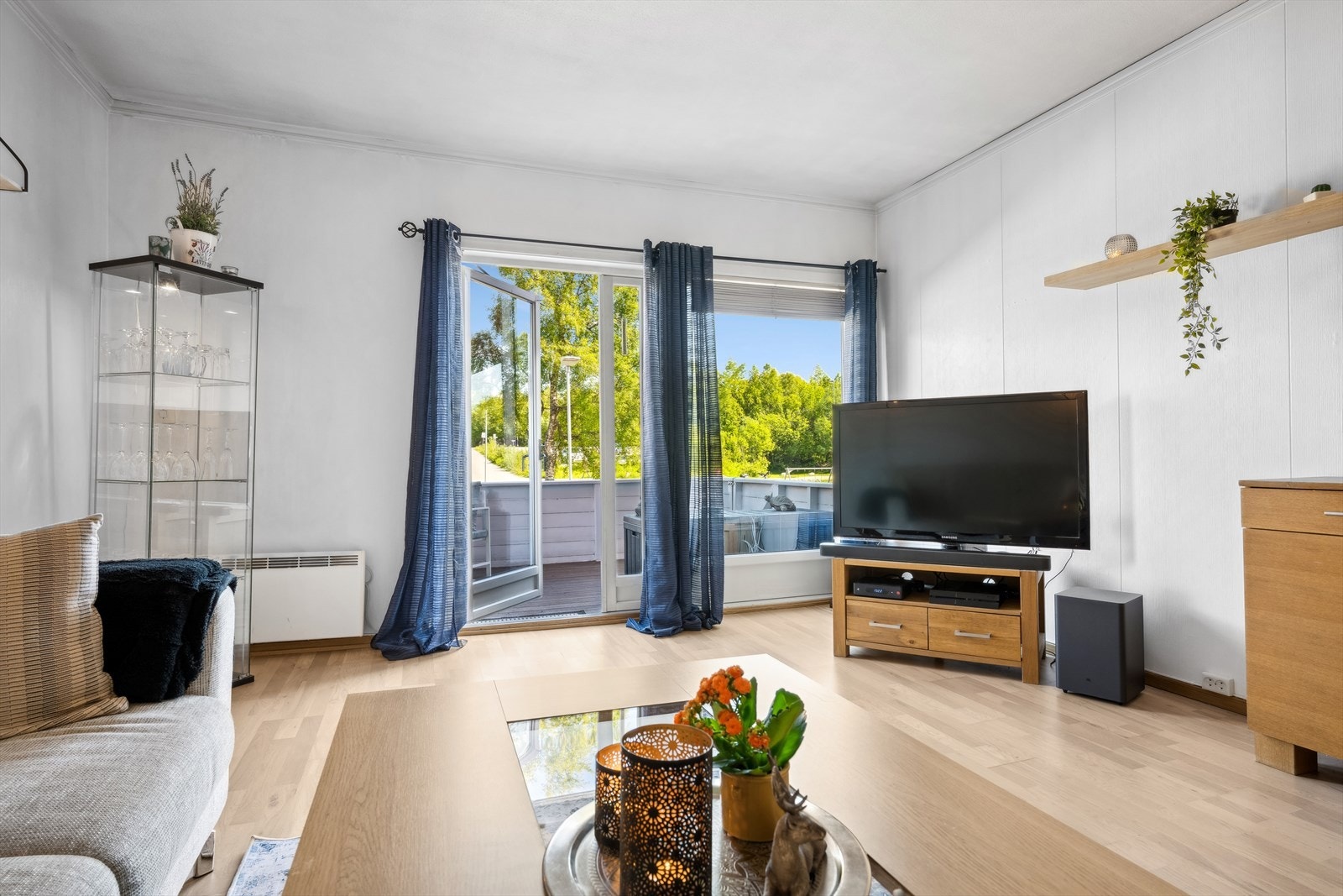 Store vindusflater slipper inn godt med naturlig lys i rommet - Utgang til balkong Galleribilde