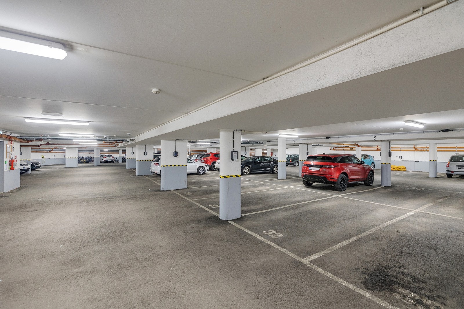 Borettslaget har et felles garasjeanlegg der det ofte er parkeringsplasser for utleie Galleribilde