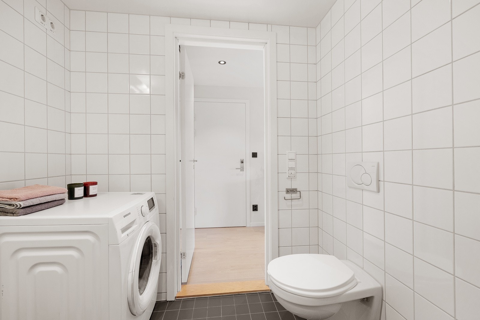 Badet er av romslig størrelse og er pent opparbeidet med vegghengt toalett og innfellbare dusjvegger i herdet glass Galleribilde