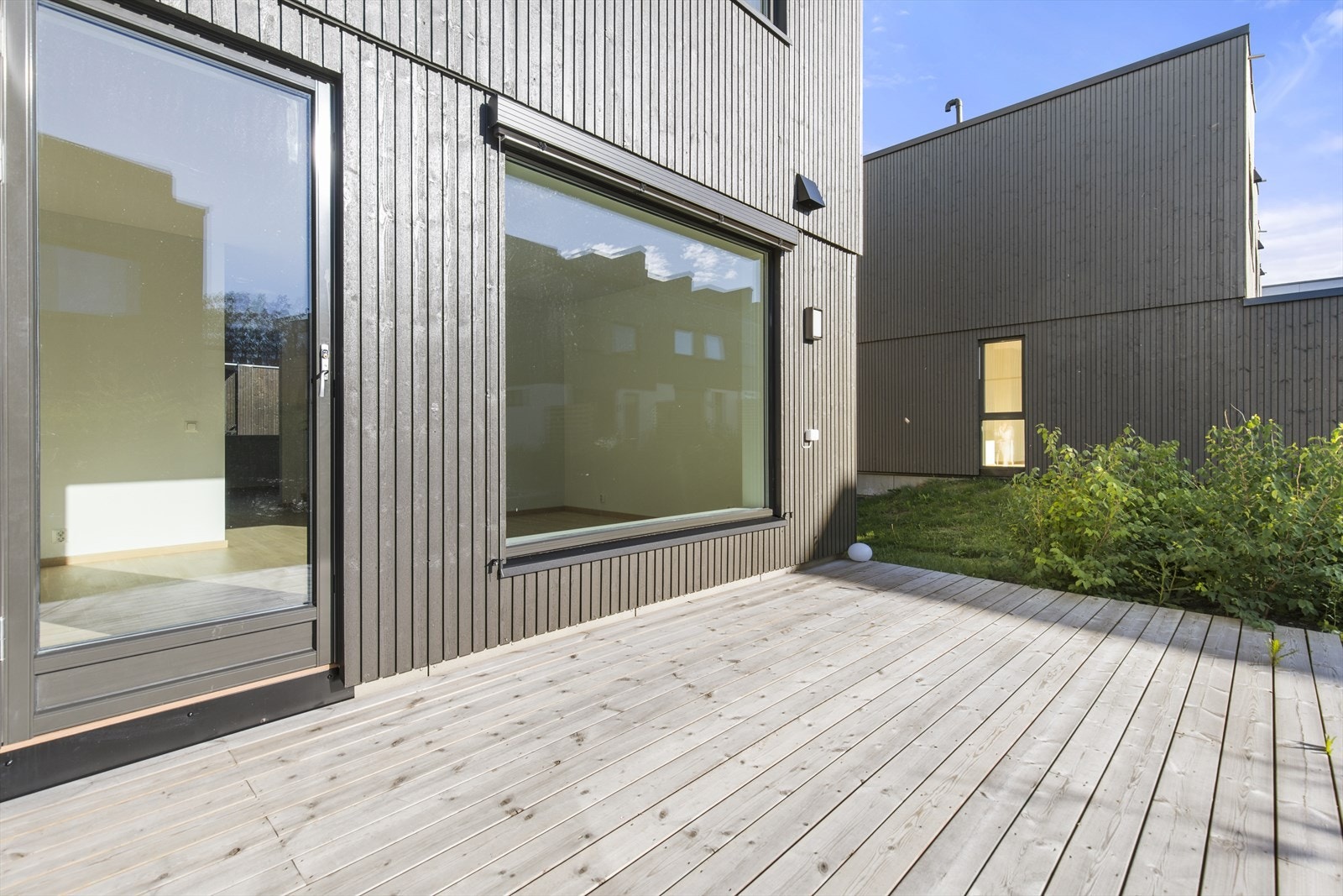 Flytt inn til nytt og innflytningsklart rekkehus. Fra boligen er det kort vei til skole, barnehage og flotte turområder i Bråteskogen. Galleribilde
