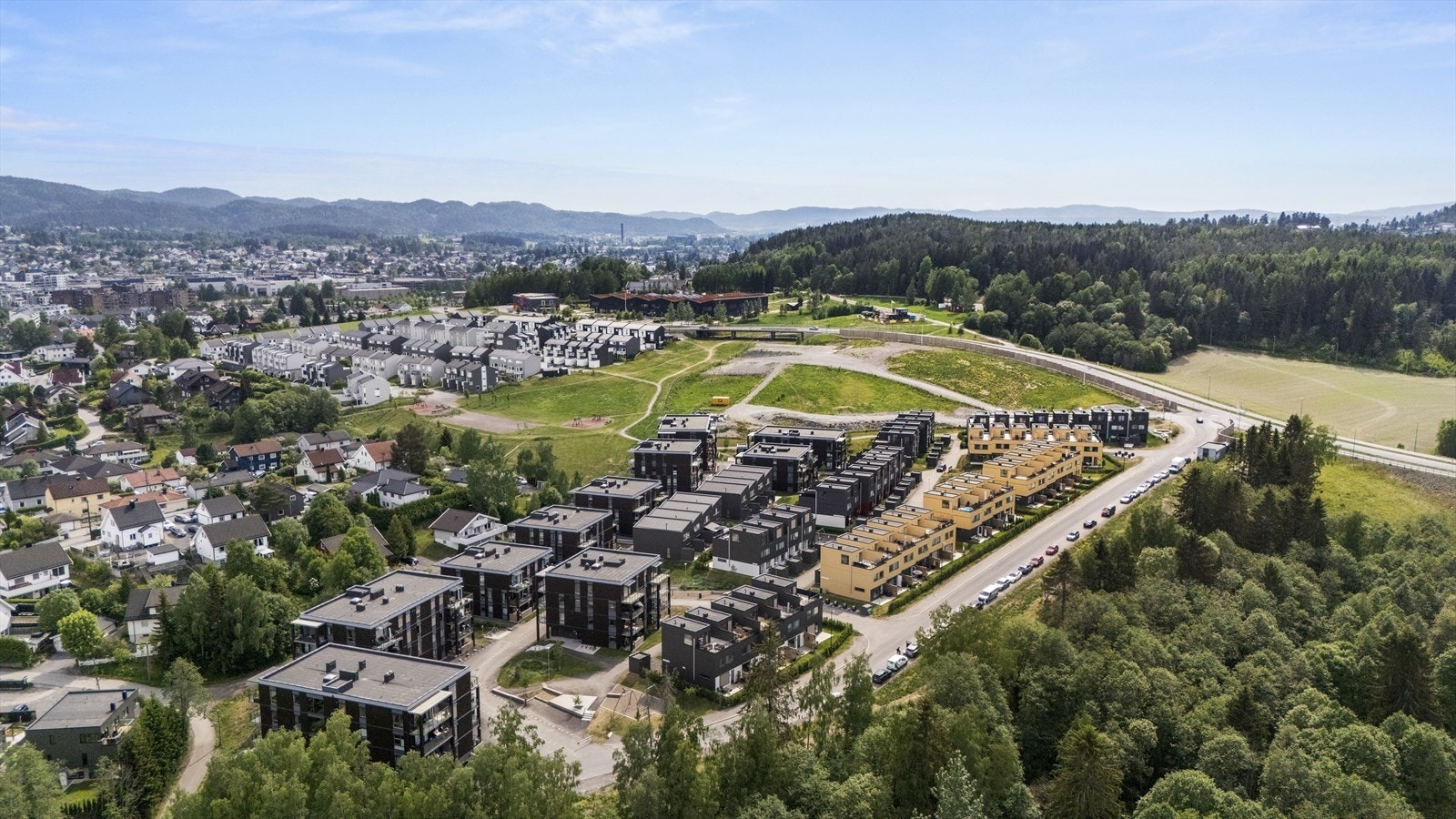 Sameie består av 122 boligseksjoner fordelt på 10 blokker og 63 boligseksjoner fordelt på 11 rekker. Galleribilde