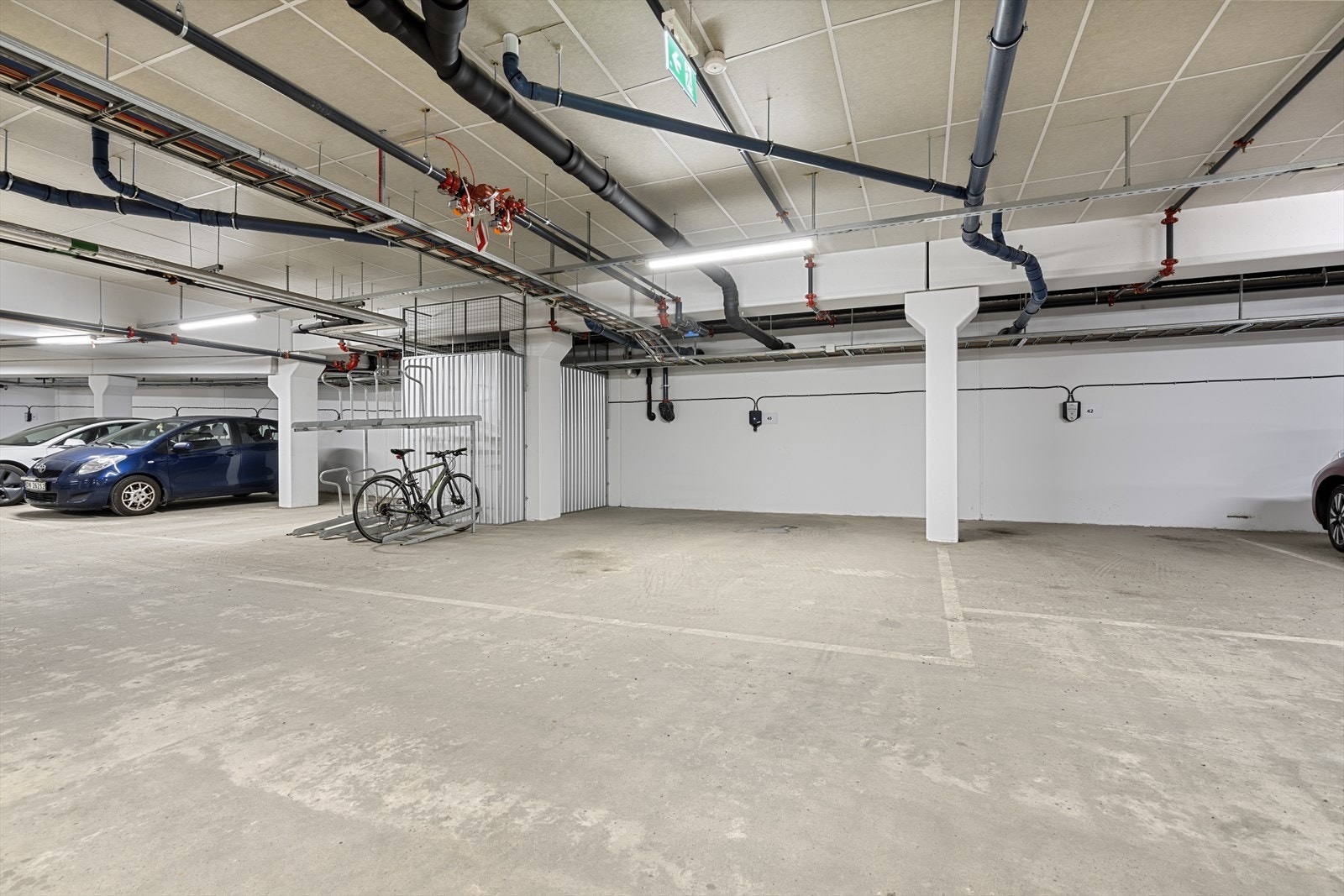 Det følger med en egen parkeringsplass i garasjeanlegget. (P-plass nr 38) Galleribilde