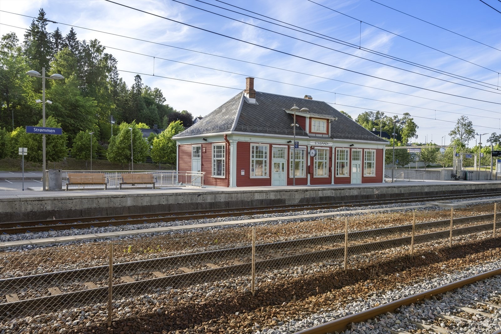 Strømmen togstasjon, en kort spasertur unna som gir en enkel og effektiv forbindelse til både Lillestrøm og Oslo S. Galleribilde