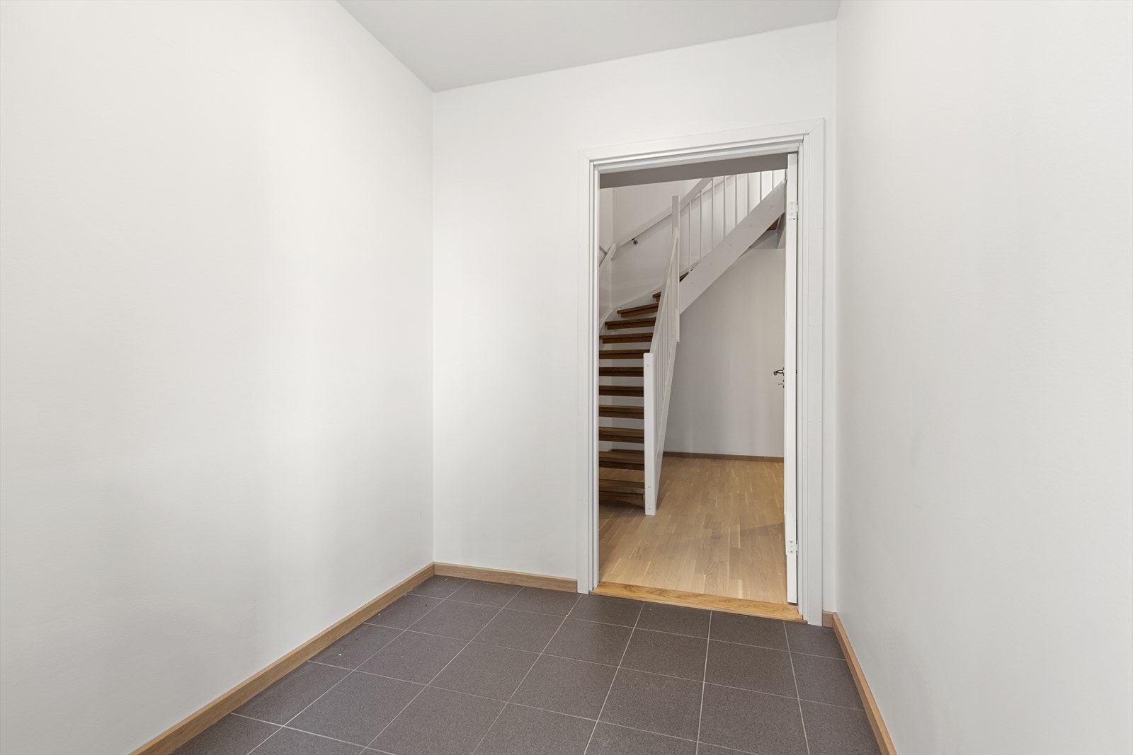 Boligen har inngang fra bakkeplan i underetasjen der det er plass til å etablere skyverdørsgarderobe eller kommoder Galleribilde