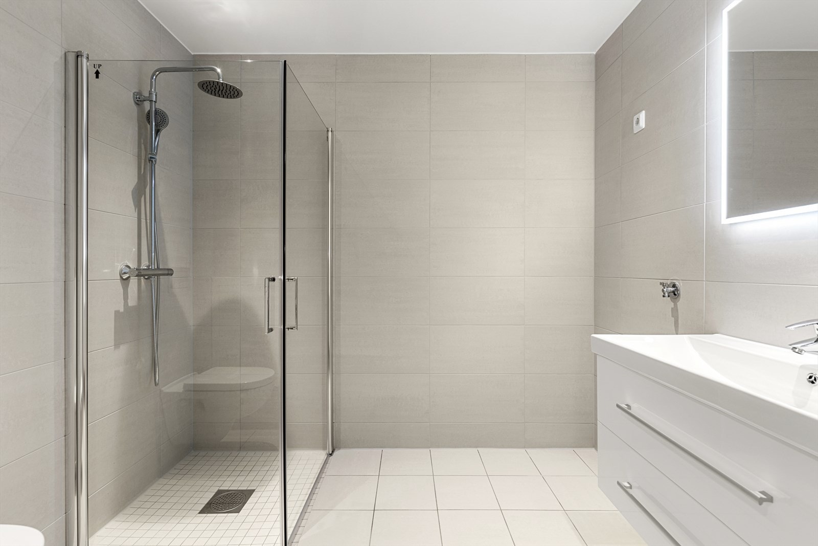 Badet i 2.etg har vegghengt servant og toalett, samt dusj og opplegg for vaskemaskin. Galleribilde