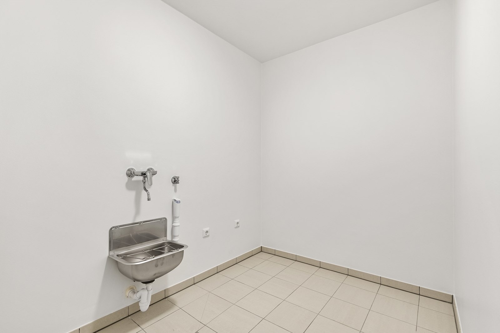 Vaskerom i underetasjen har flislagt gulv og rommet har vannbåren gulvvarme. Her er det også god plass til å etablere hyllesystem eller sette inn oppbevaringsløsninger Galleribilde