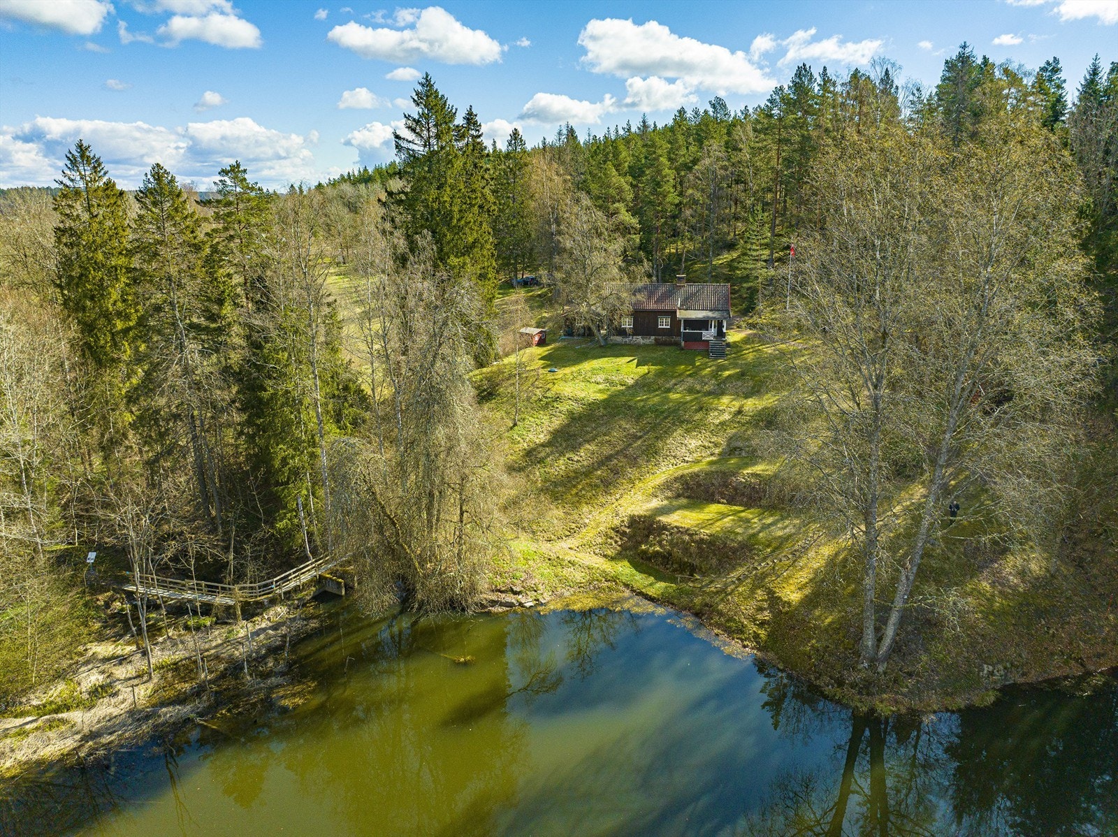 Sett ovenfra - det går turstier på/ved eiendommen Galleribilde