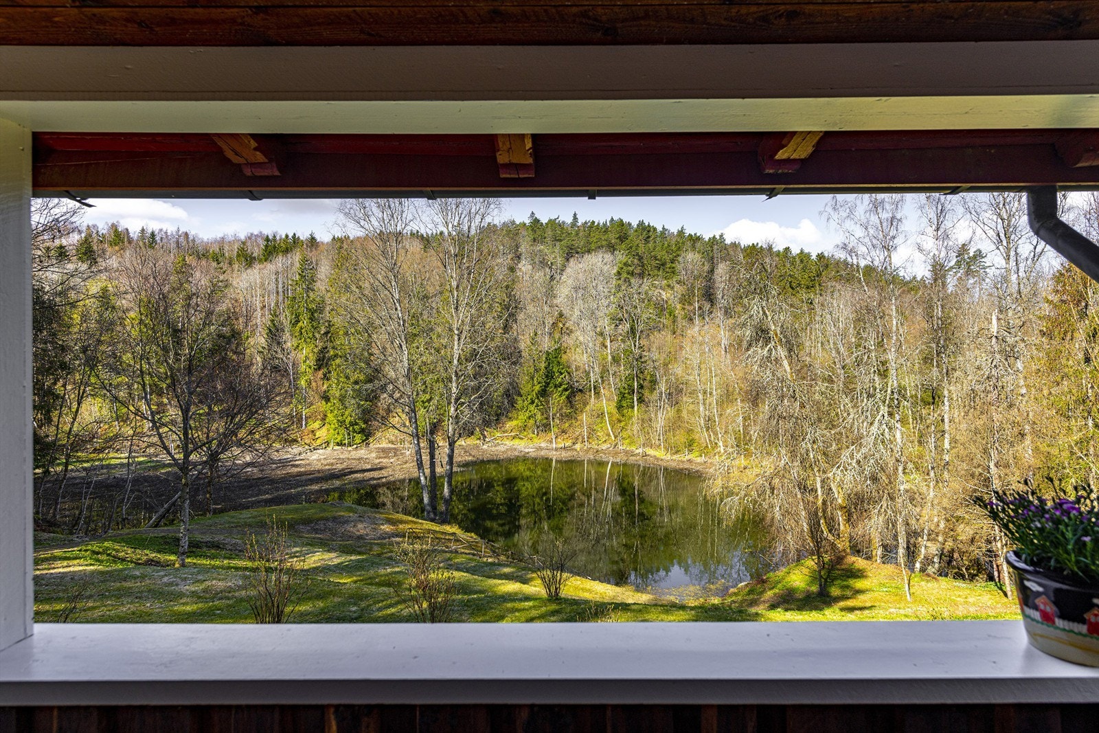Med utsikt til skog, vann og fjell på den solrike eiendommen, har man vakker utsikt til alle årstider Galleribilde