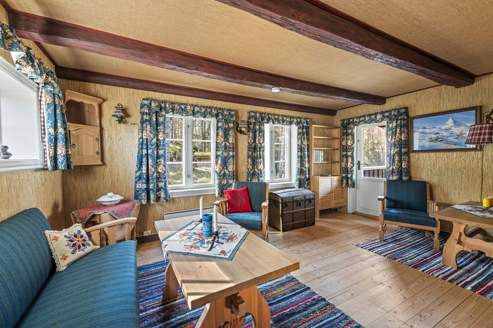 Stue med peis og utgang til veranda Galleribilde