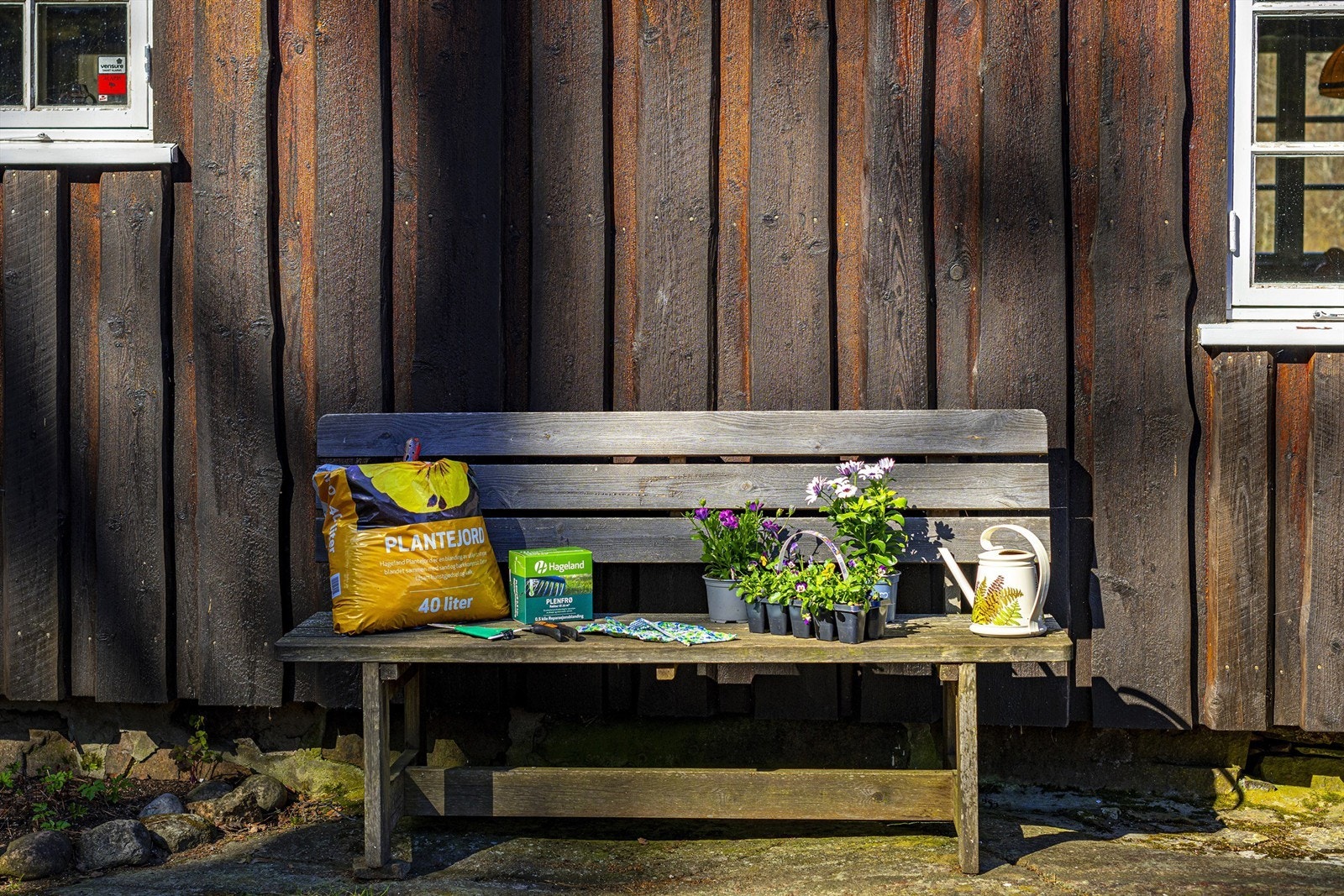 Koselig sitteplass ved hytteveggen Galleribilde