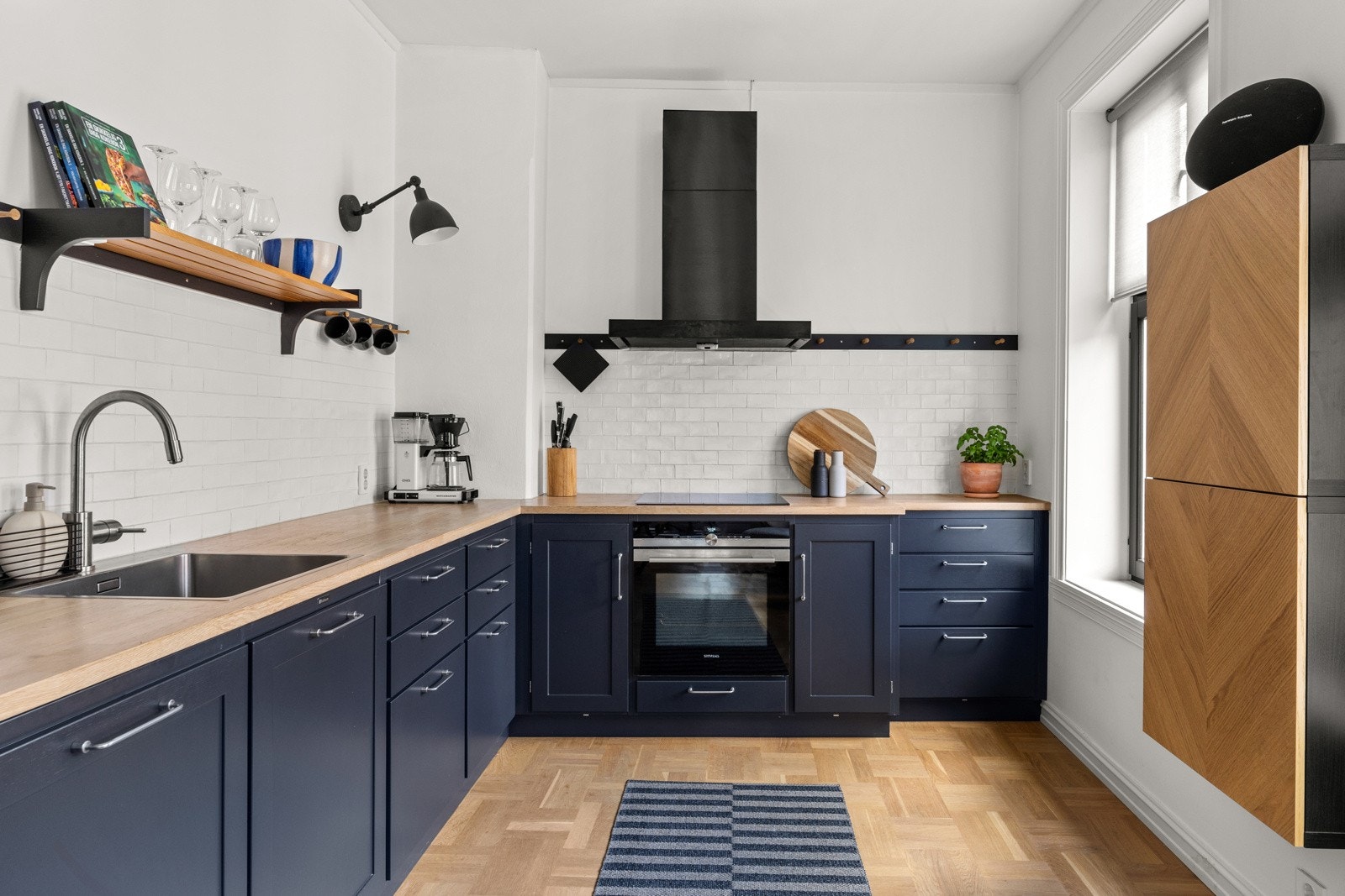 Innredningen har profilerte fronter og benkeplate med nedsenket oppvaskkum og ett-greps blandebatteri som er uttrekkbart. Galleribilde