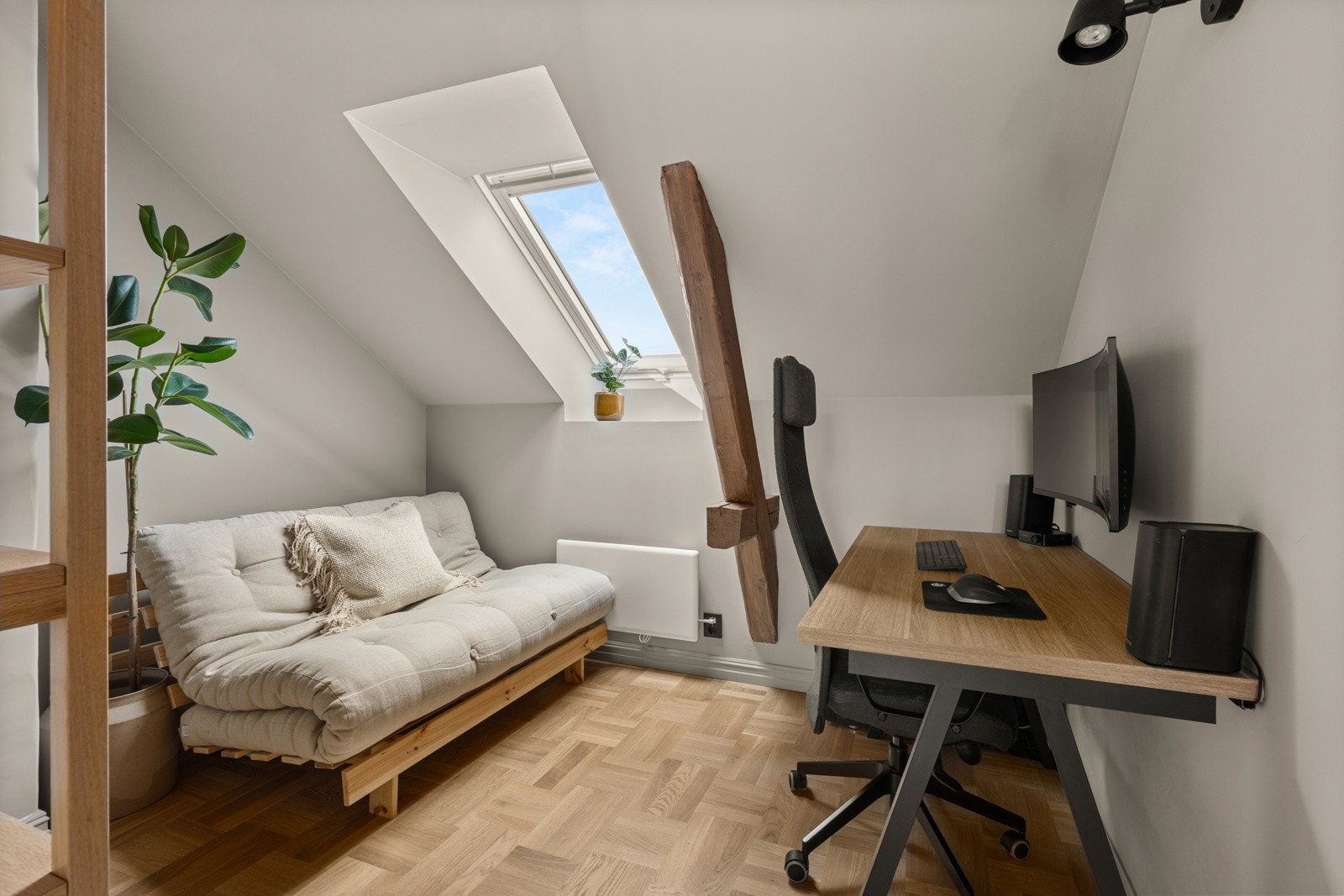 Det andre soverommet i loftsetasjen har plass til seng, kontorpult og ulike oppbevaringsløsninger. Galleribilde