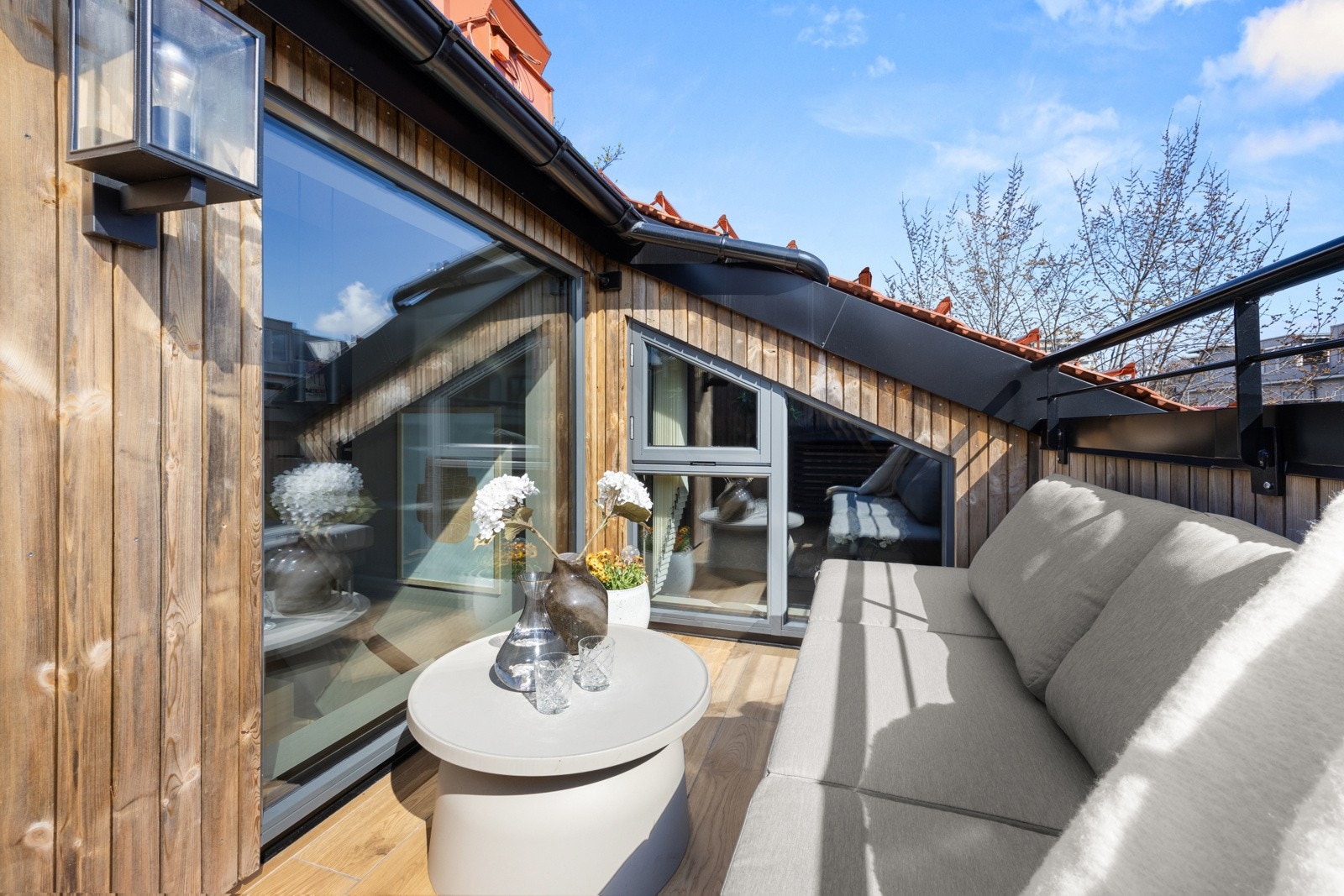 Takterrassen er ustyrt med stikkontakter og utelys. Dekket på terrassen er flislagt. Galleribilde