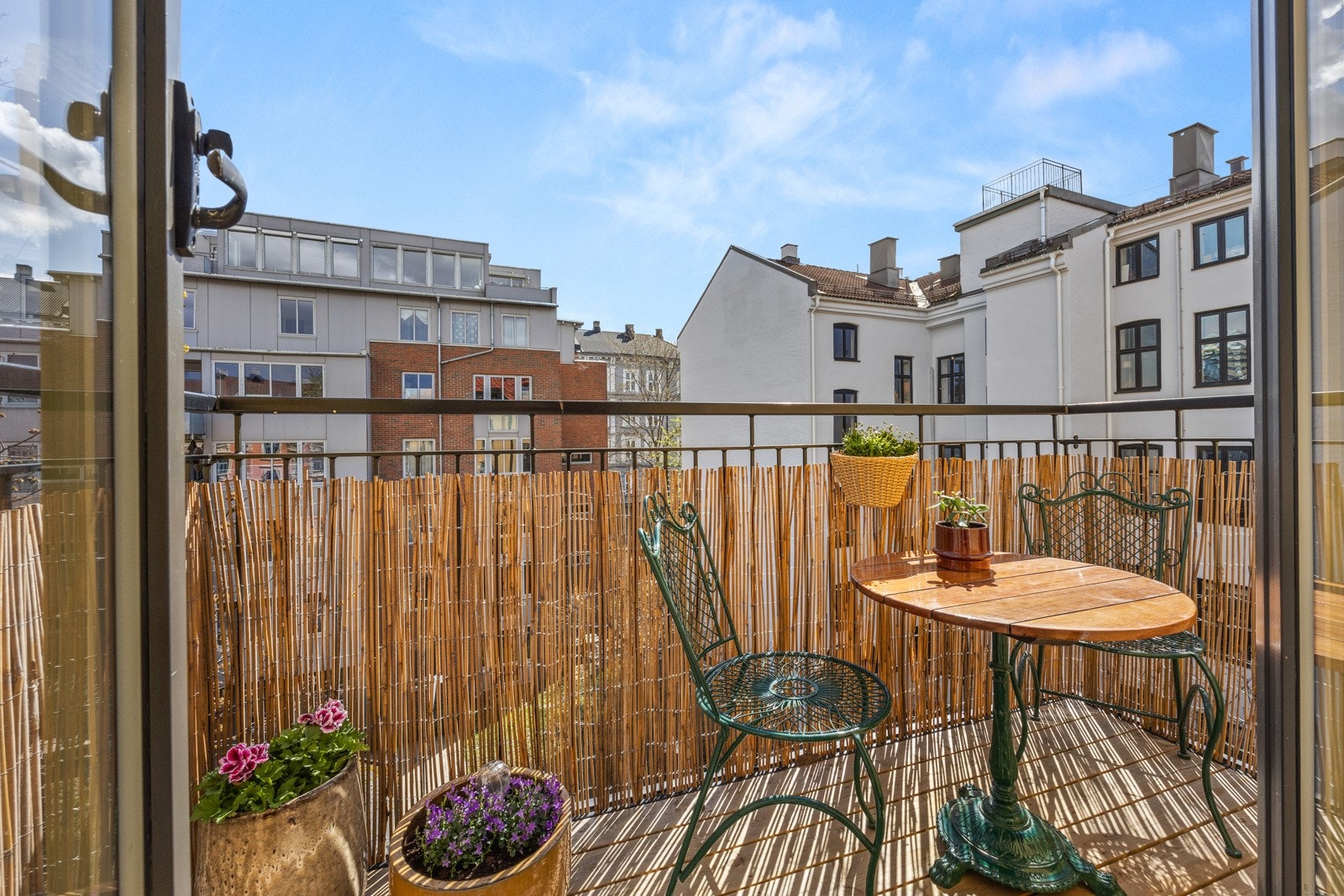 Balkongen er på 4 kvm og har plass til et hyggelig cafésett. Galleribilde