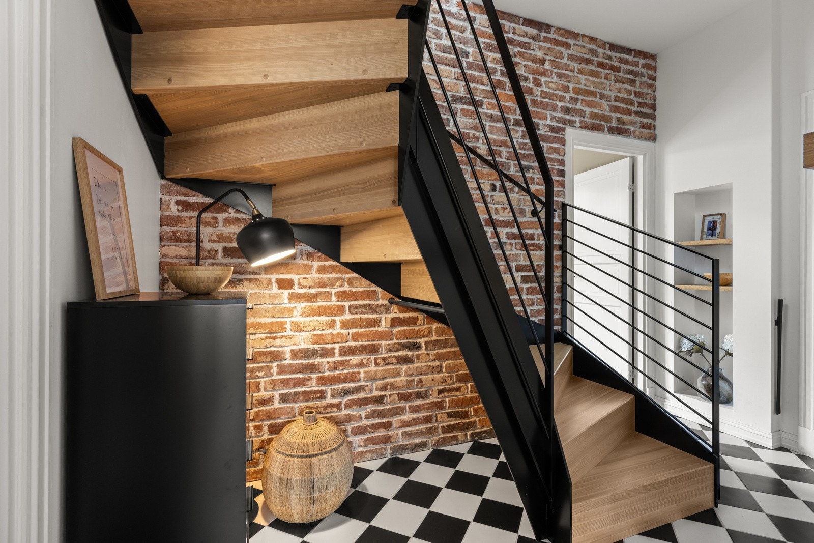 Trappen opp til loftsetasjen er utført i et moderne design, med stål og eiketrinn, som gir et tidløst og holdbart preg til interiøret. Galleribilde