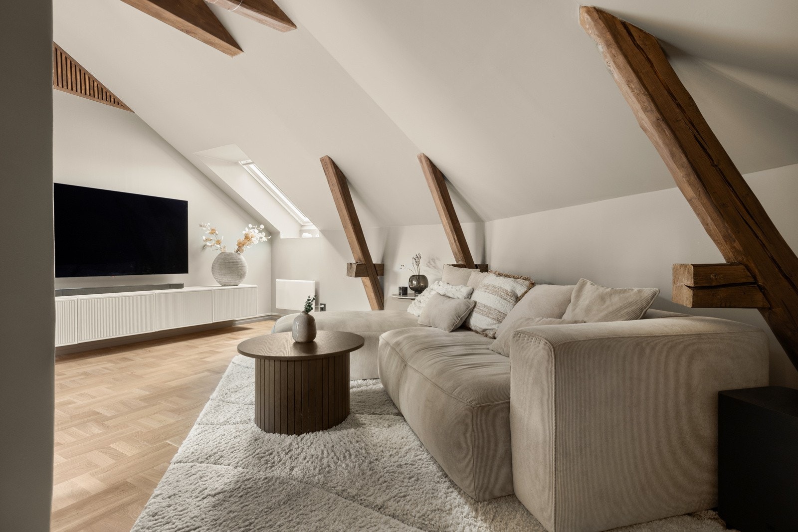 Overflatene er malt i en dus beige-tone og på gulv er det lagt parkett fra Noble Eik Art. Galleribilde