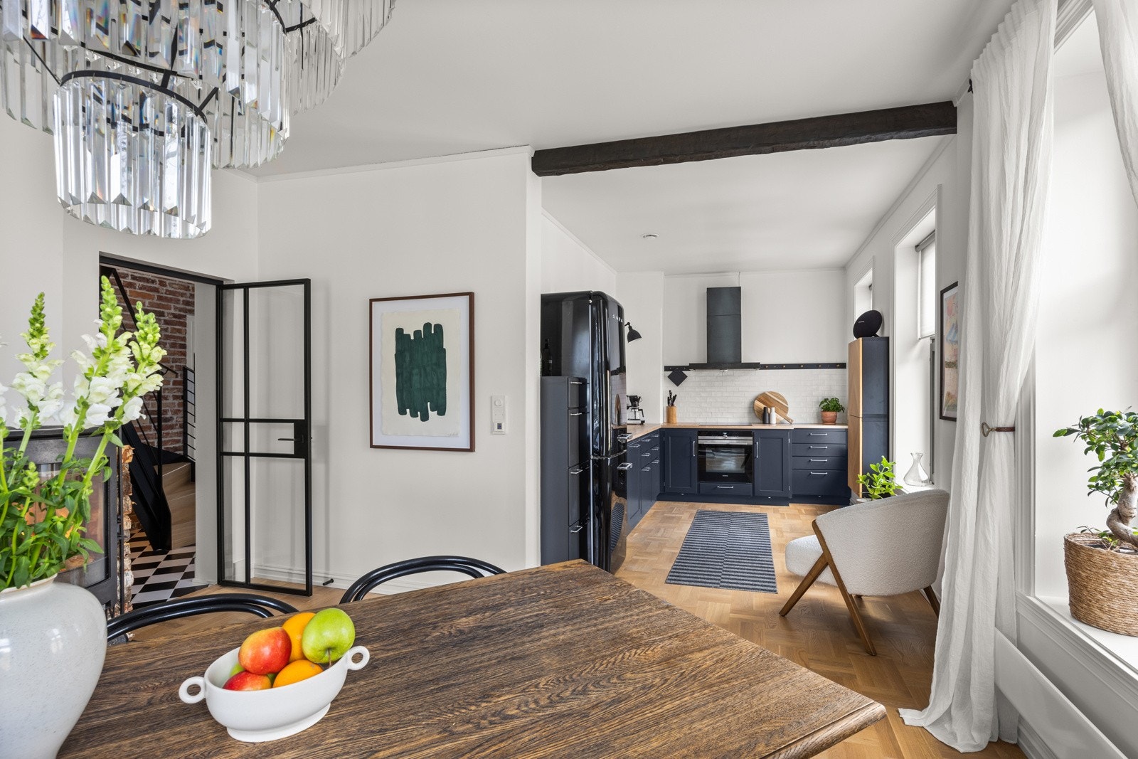 Det er god plass til et stort spisebord med tilhørende stoler samt ulike oppbevaringsløsninger. Galleribilde