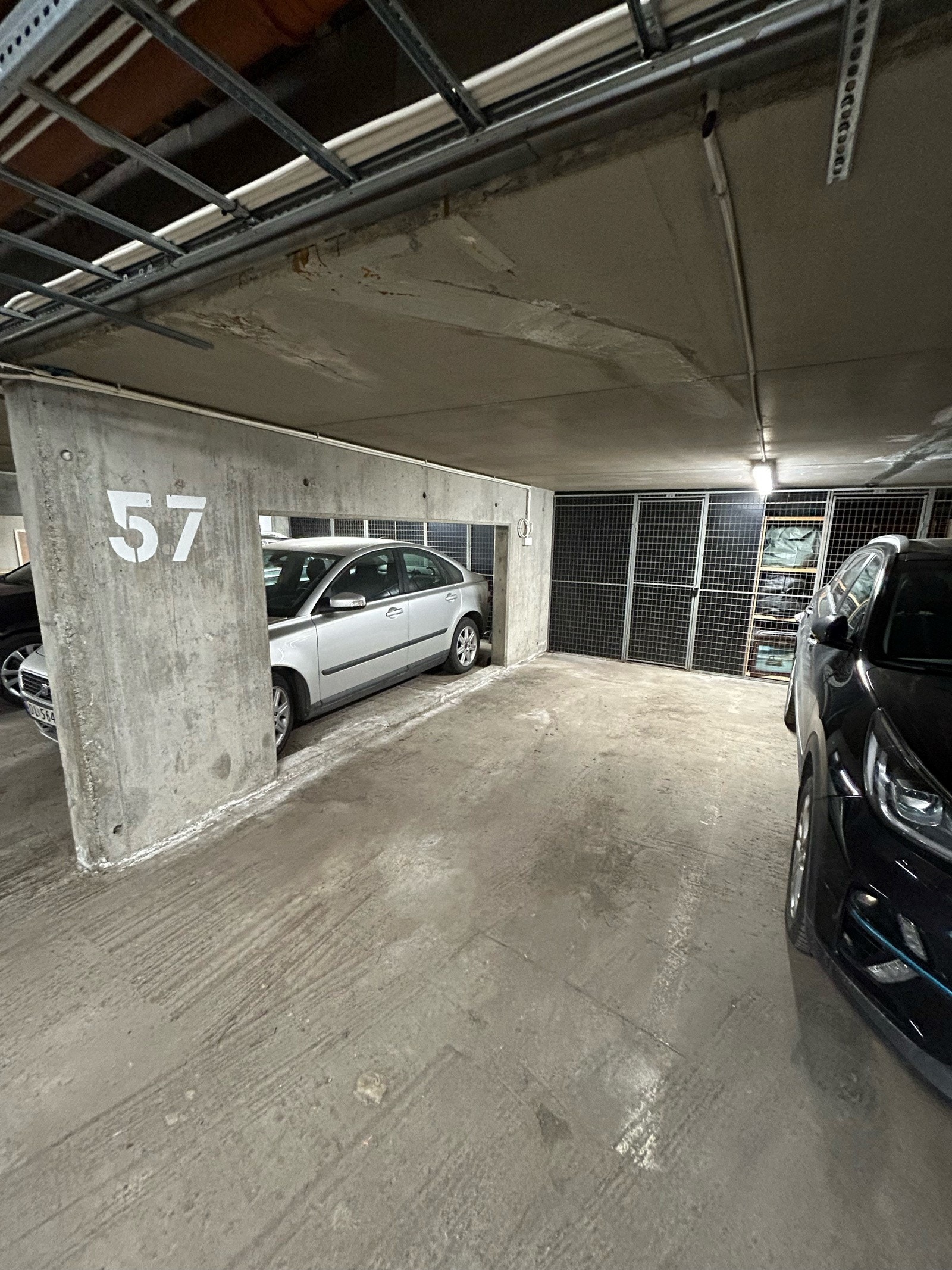 Selger leier i dag en parkeringsplass til kr. 1700,- pr.mnd i en parkeringskjeller i umiddelbar nærhet (ca. 30 meter fra nr 86 til garasjeport). Denne leieavtalen for parkeringsplassen kan kjøper overta etter ny avtale med eier. Galleribilde