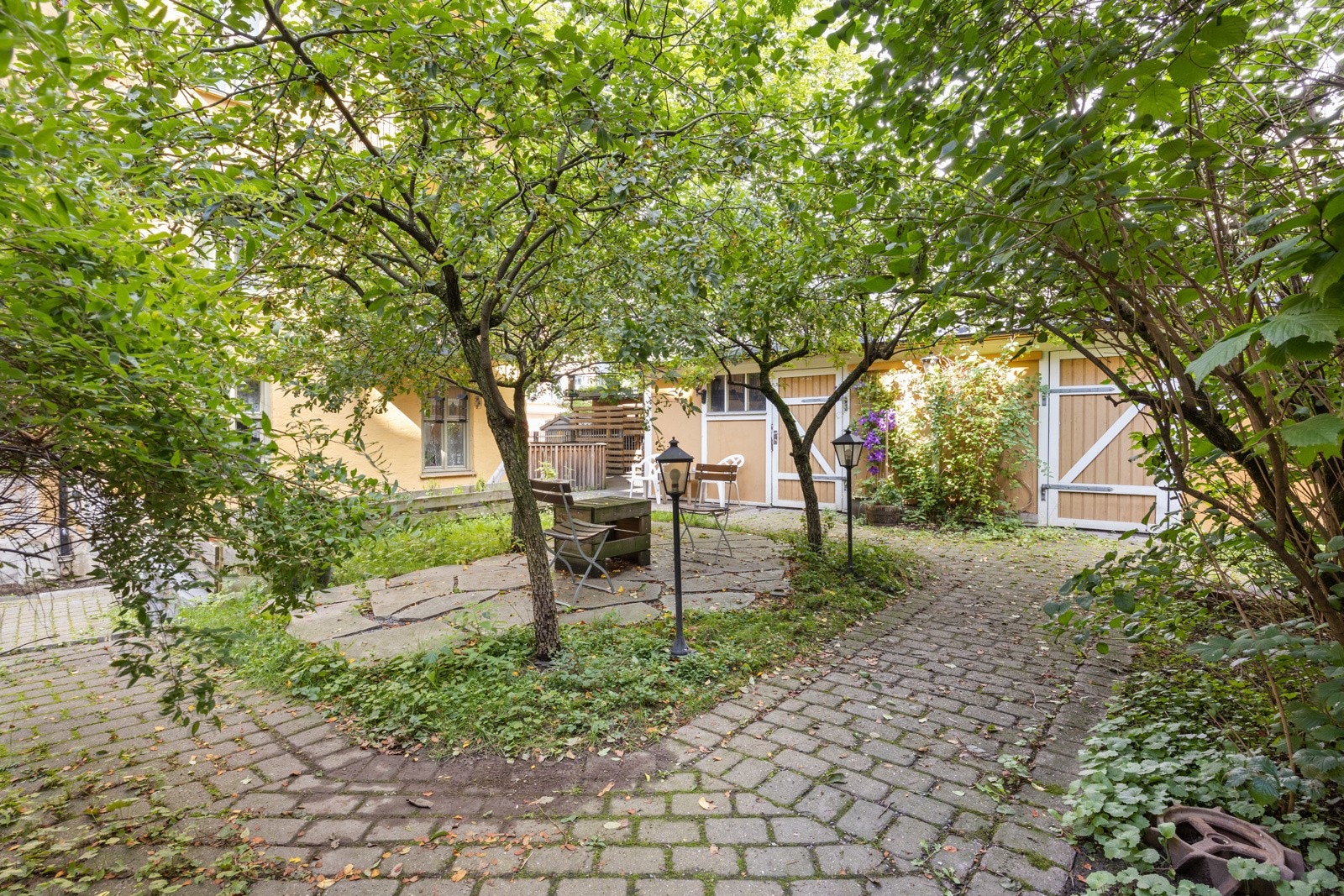 Borettslaget har en hyggelig bakgård med sittegrupper. Galleribilde