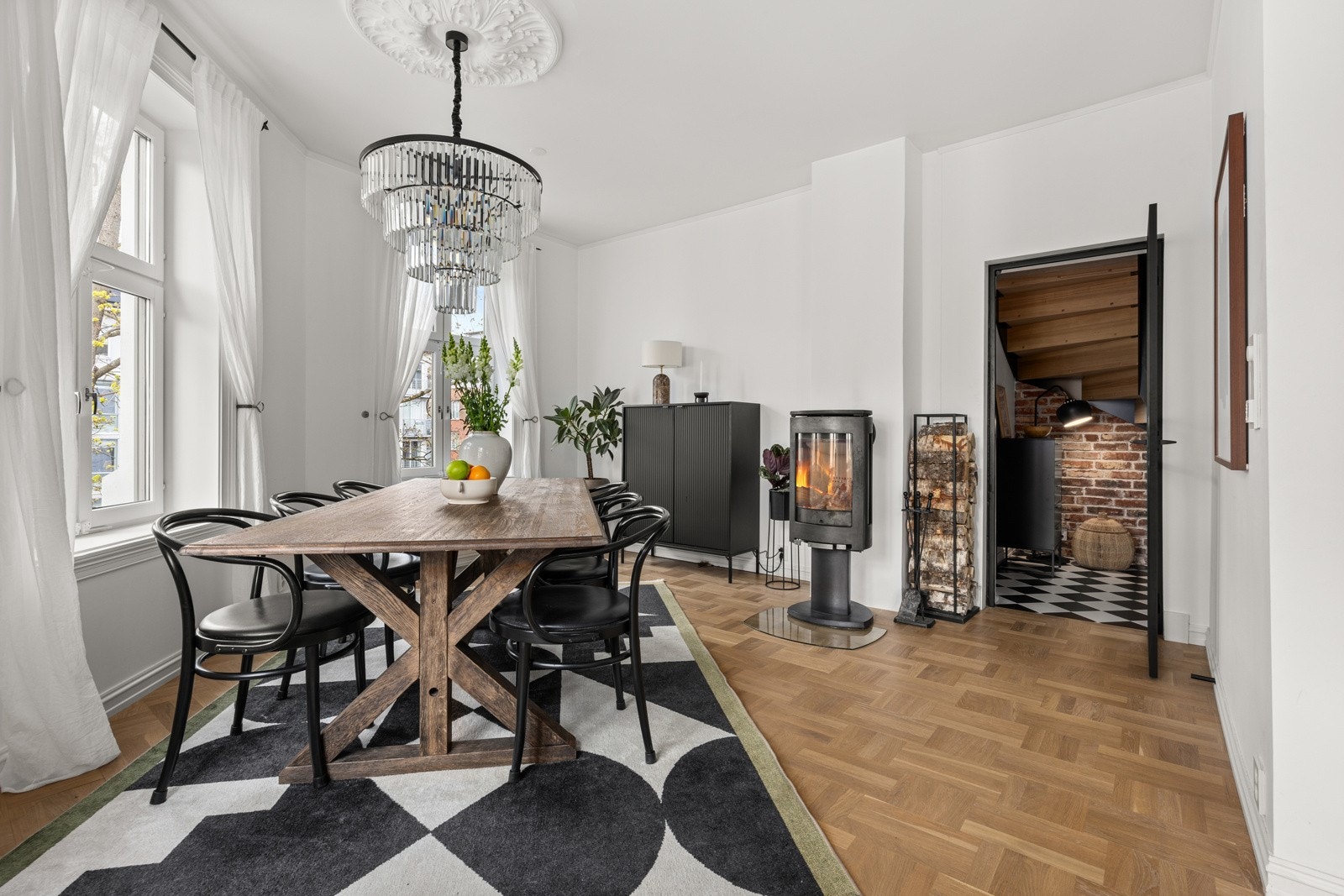 I leiligheten skaper spisestuen med åpen kjøkkenløsning et inkluderende miljø for sosiale sammenkomster. Galleribilde